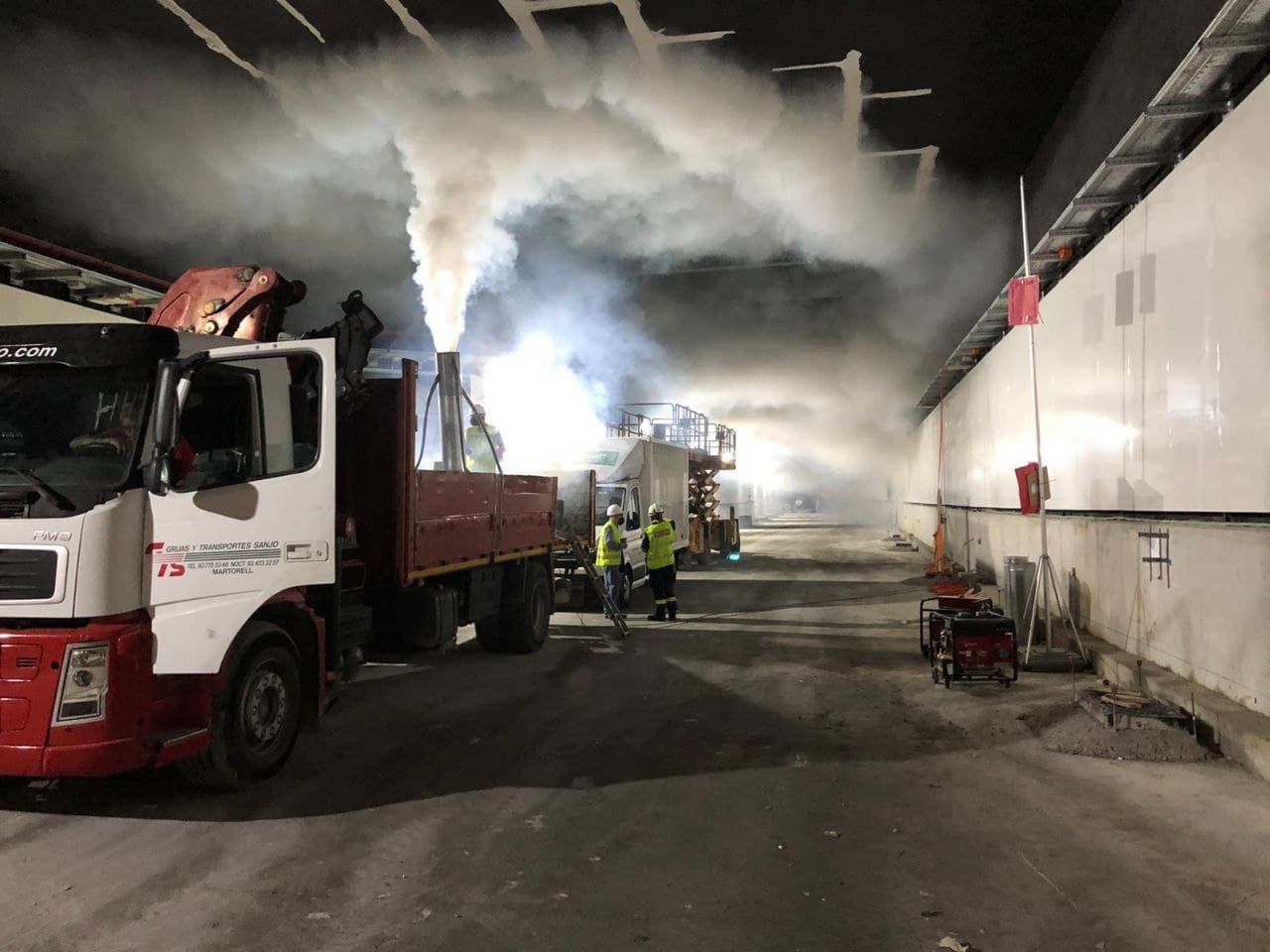 El túnel té una llargària d'1 kilòmetres i arriba als 25 metres de fondària / Bombers