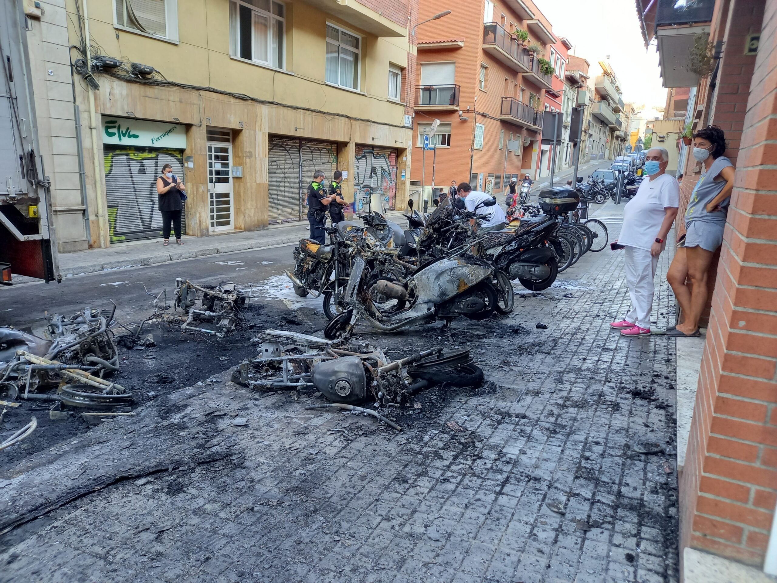 Motos calcinades al carrer Mare de Déu del Coll, a la Salut / TOT Barcelona