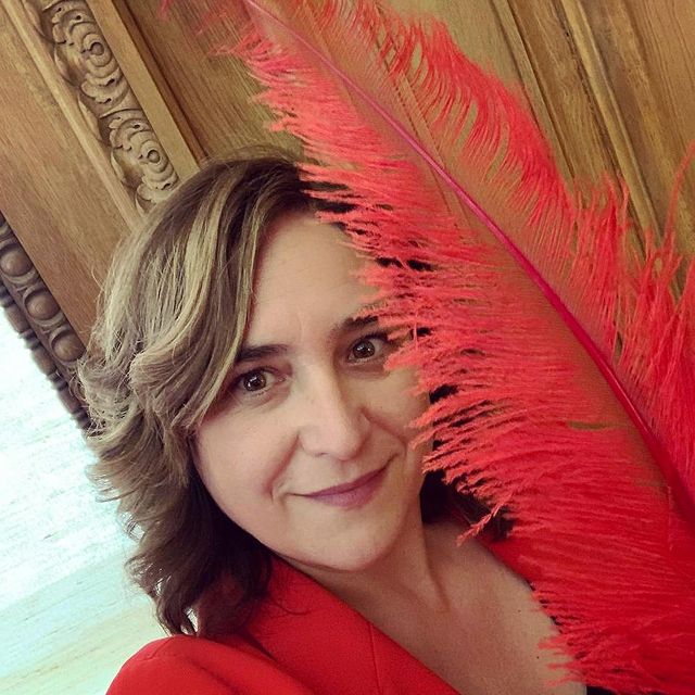 L'alcaldessa mostra la ploma vermella que ha rebut al Molino / Ada Colau