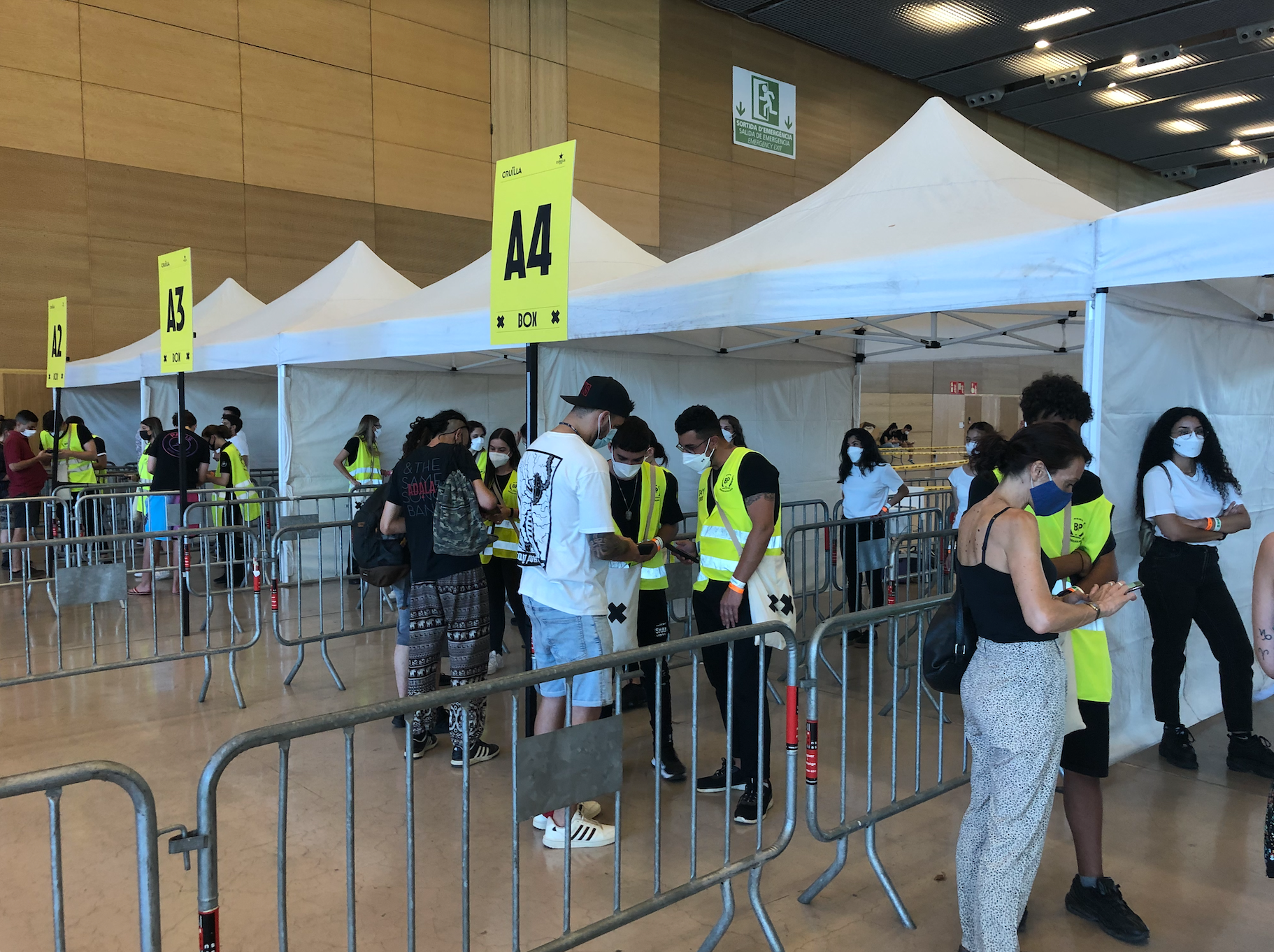 Moment en què l'entrada i el DNI dels assistents es vincula amb la seva polsera | A.D.