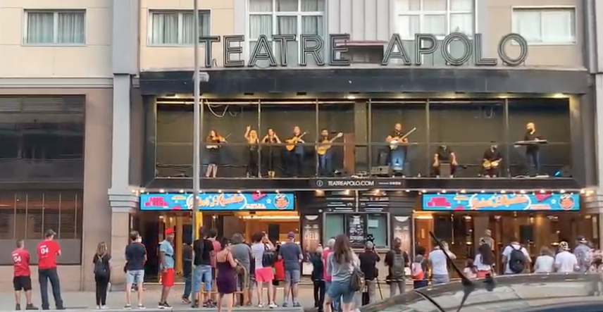 Els Sabor de Gràcia, promocionant el seu espectacle 'Sabor de rumba' a l'altell de la façana del teatre Apolo / S.B.
