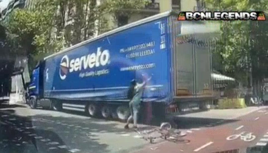 El ciclista, queixant-se i colpejant el camió després d'endur-se un ensurt mentre circulava / BCN Legends