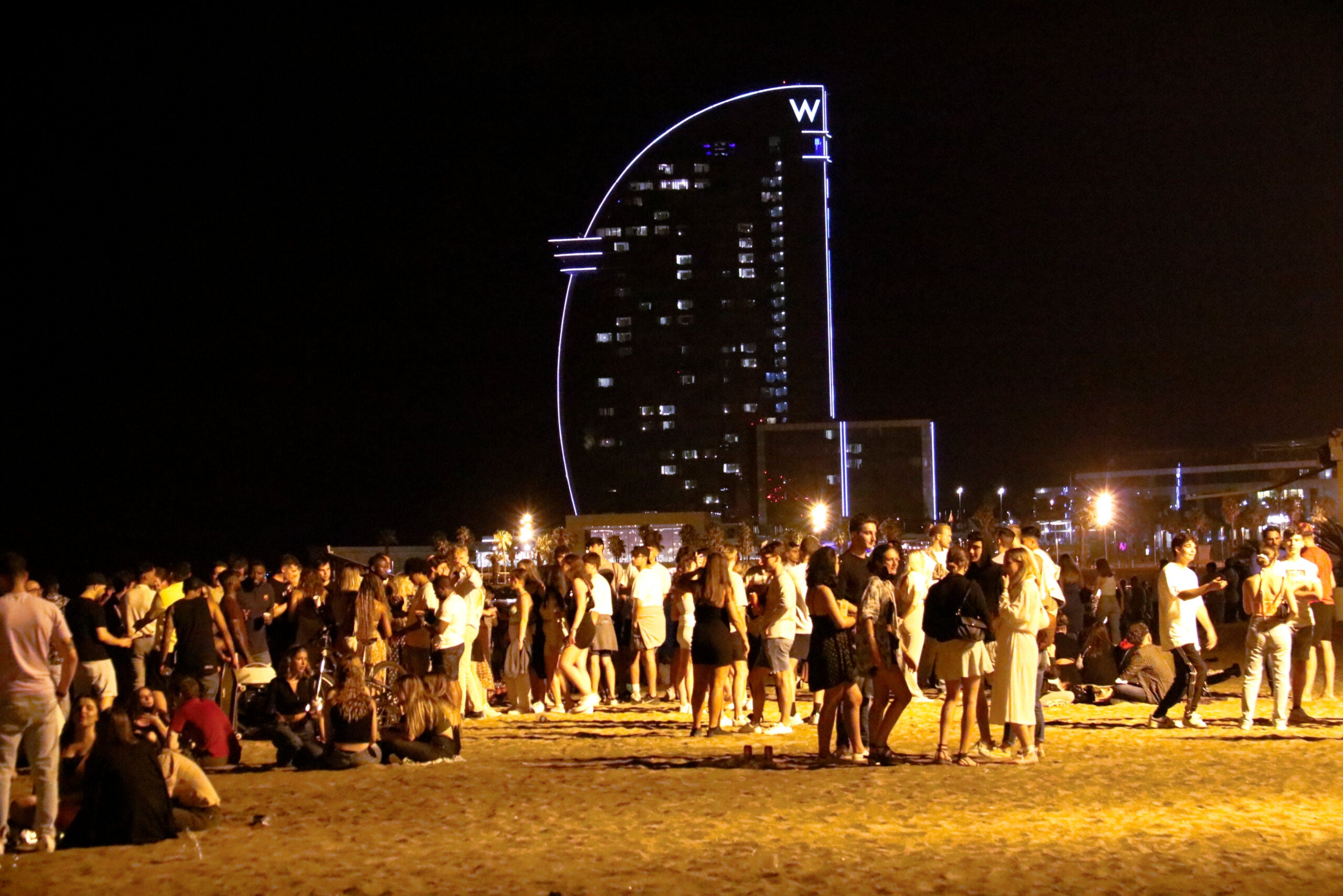 Primera nit de toc de queda, centenars de persones a la platja ACN