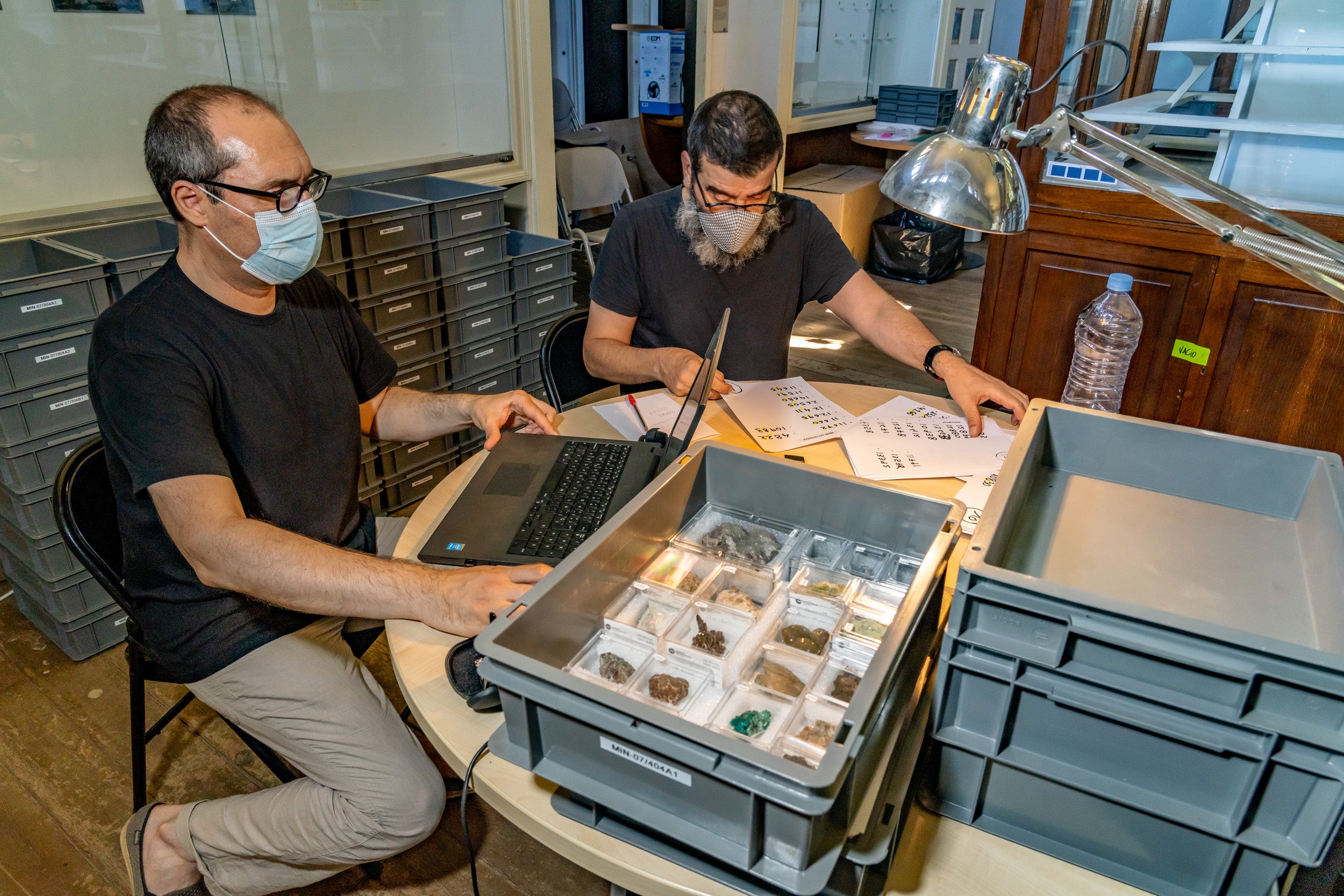 Etiquetatge de peces del Museu Martorell abans del trasllat / Ajuntament de Barcelona