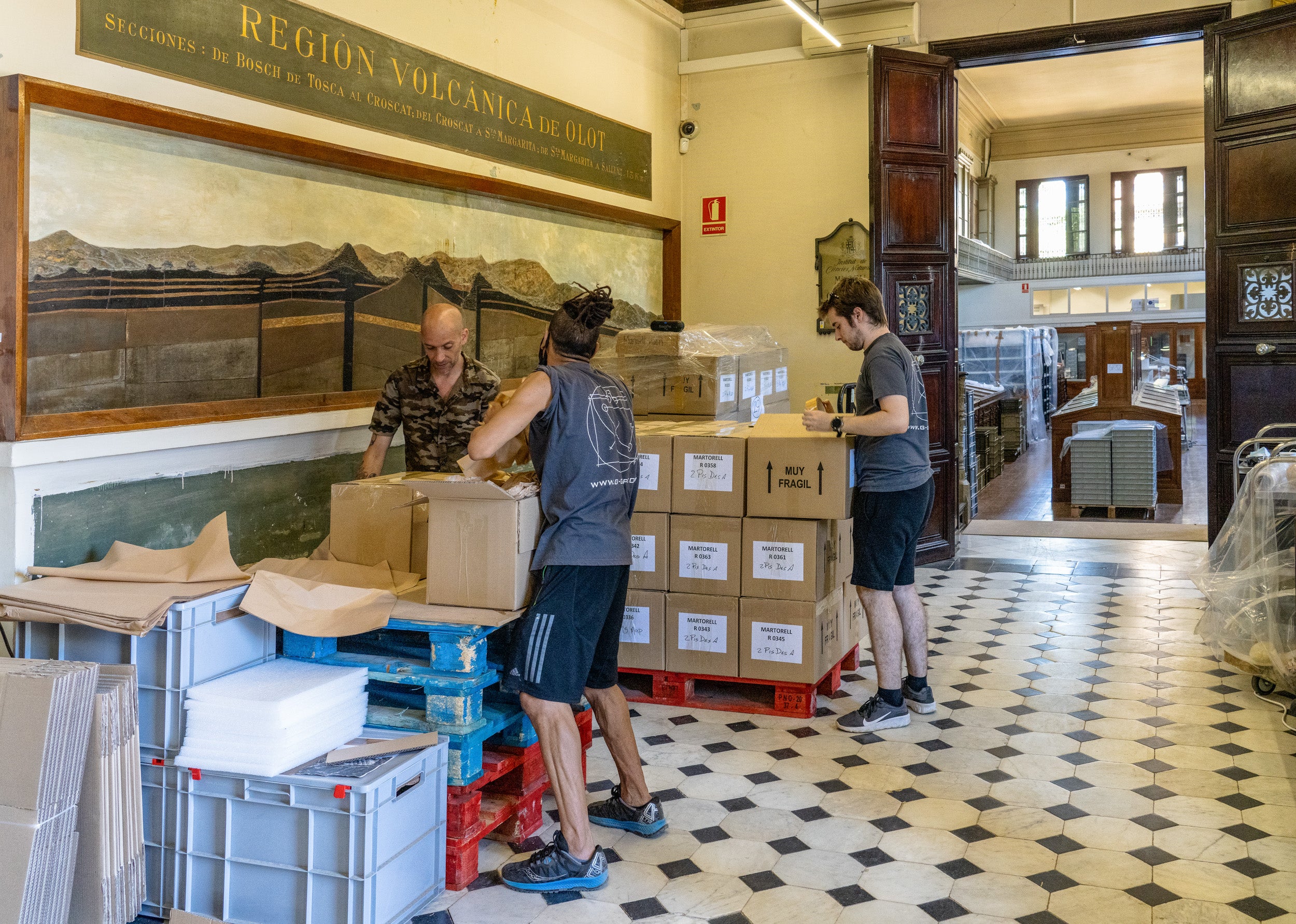 Embalatge de peces preparades per ser traslladades del Museu Martorell / Ajuntament de Barcelona