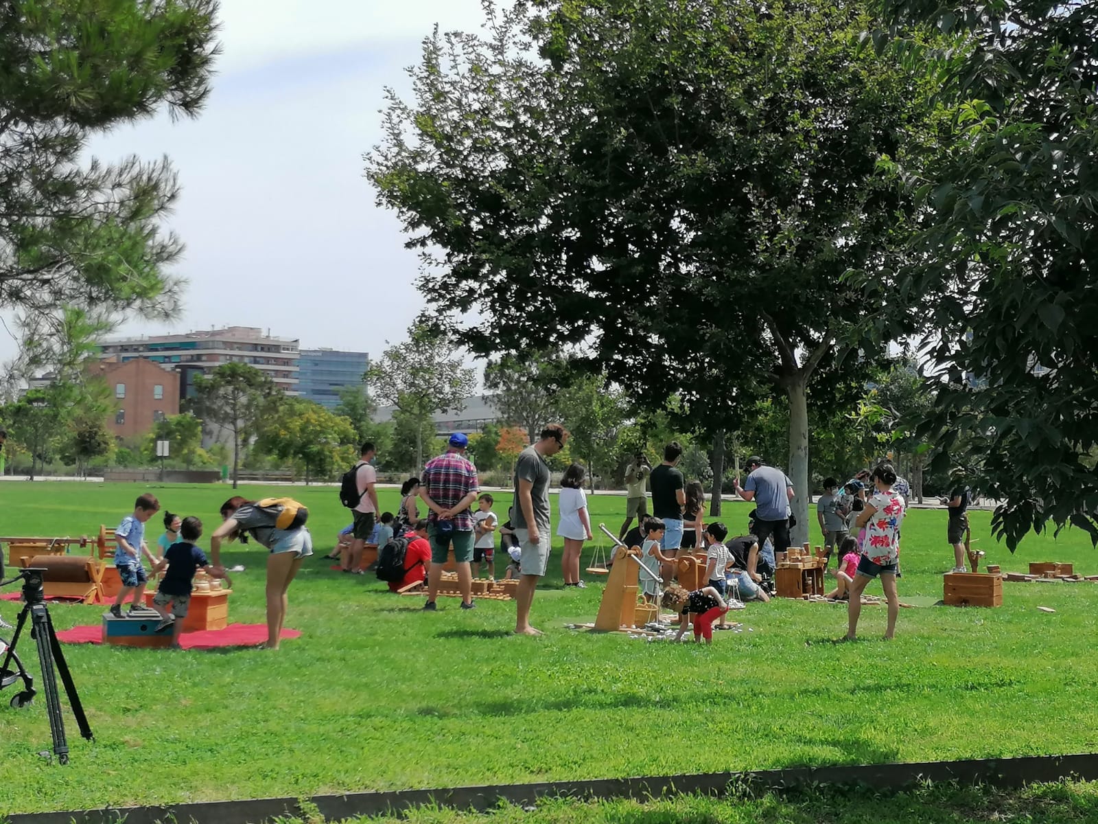 Famílies a l'àrea de jocs infantils de la clariana de Glòries / TOT Barcelona