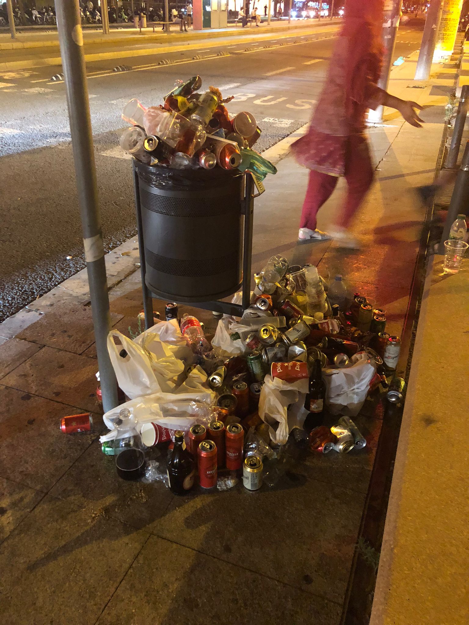 Llaunes i ampolles desbordant una paperera a prop del Fòrum / Cedida