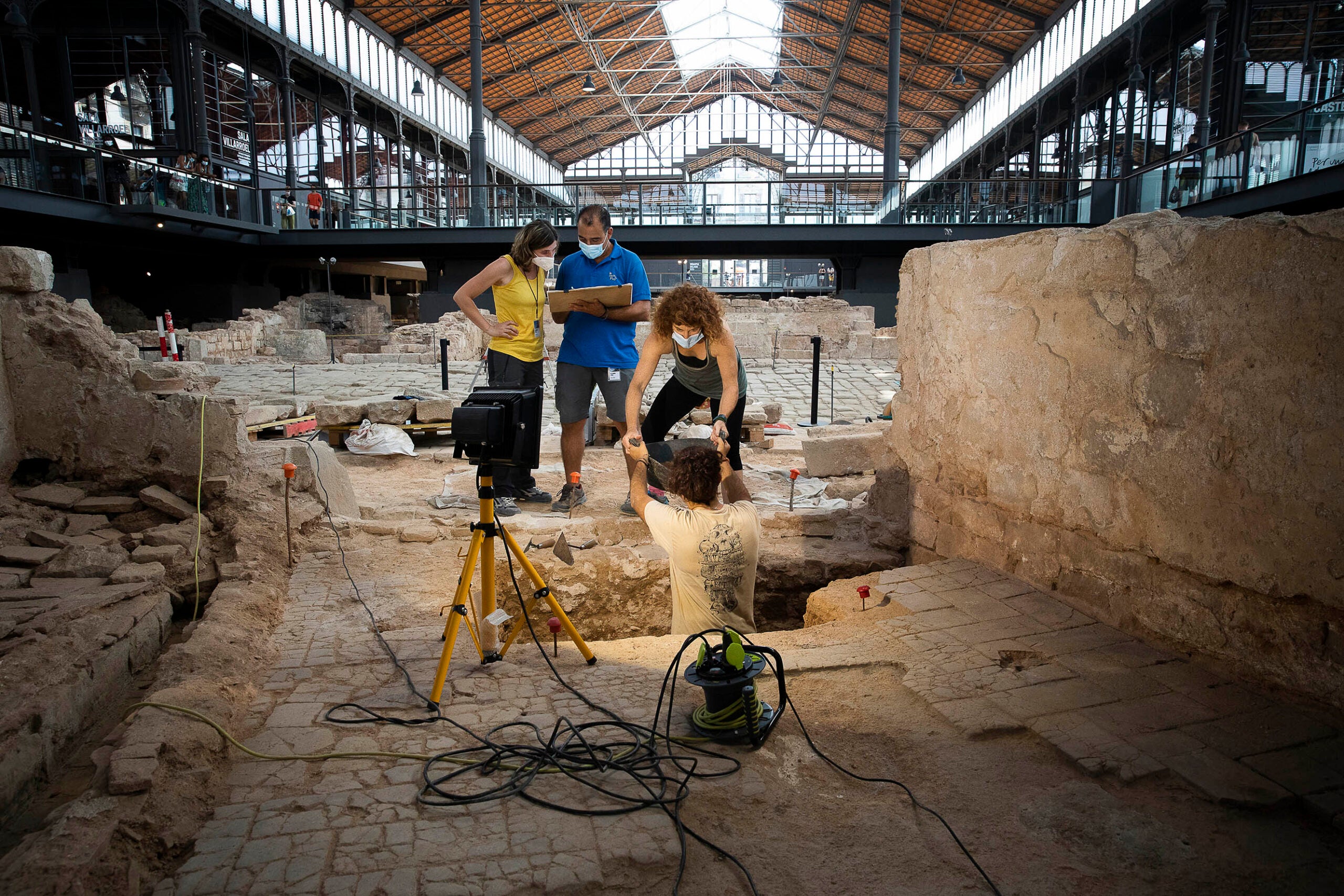 Excavació arqueològica dins dels vestigis d'una de les llars del segle XVIII al Born Centre Cultural / Jordi Play