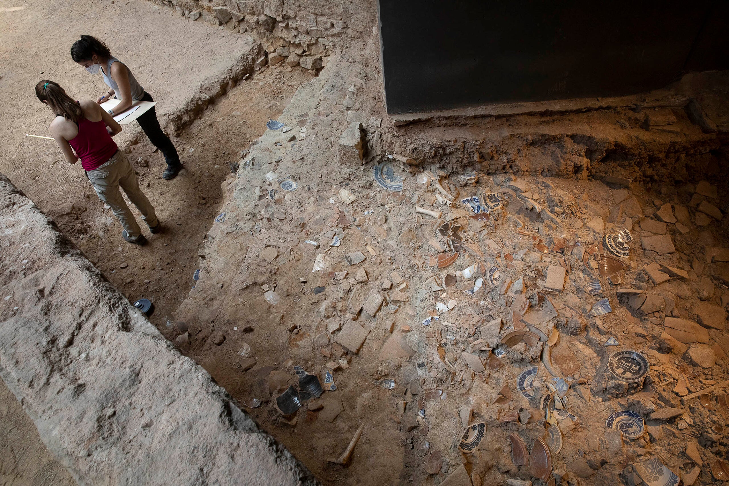 Restes de ceràmiques trobades en les exacavacions al Born Centre Cultural / Jordi Play