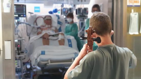 El nen tocant el violoncel davant del seu pare ingressat / Hospital Vall d'Hebron
