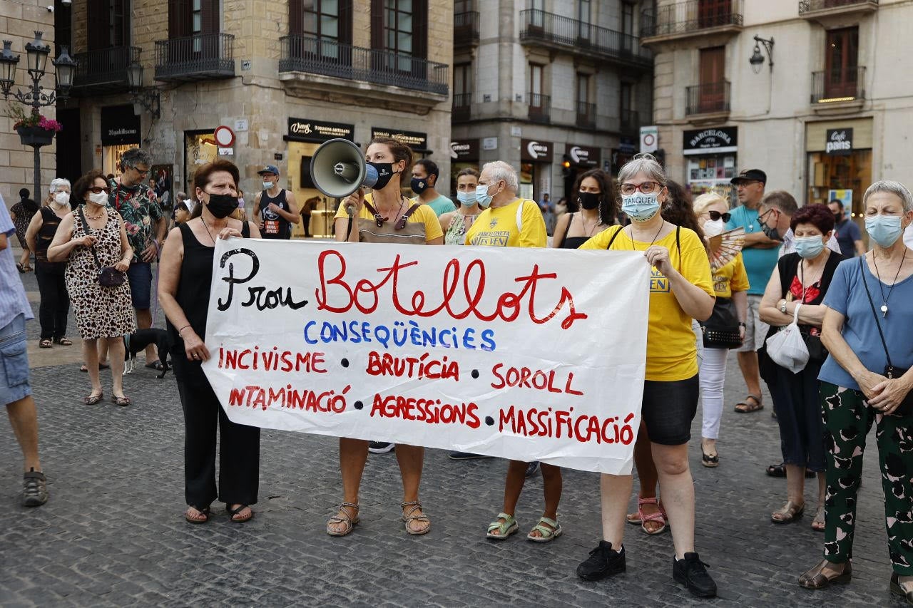Protesta contra els 'botellons' a la plaça Sant Jaume / Free Press Catalonia