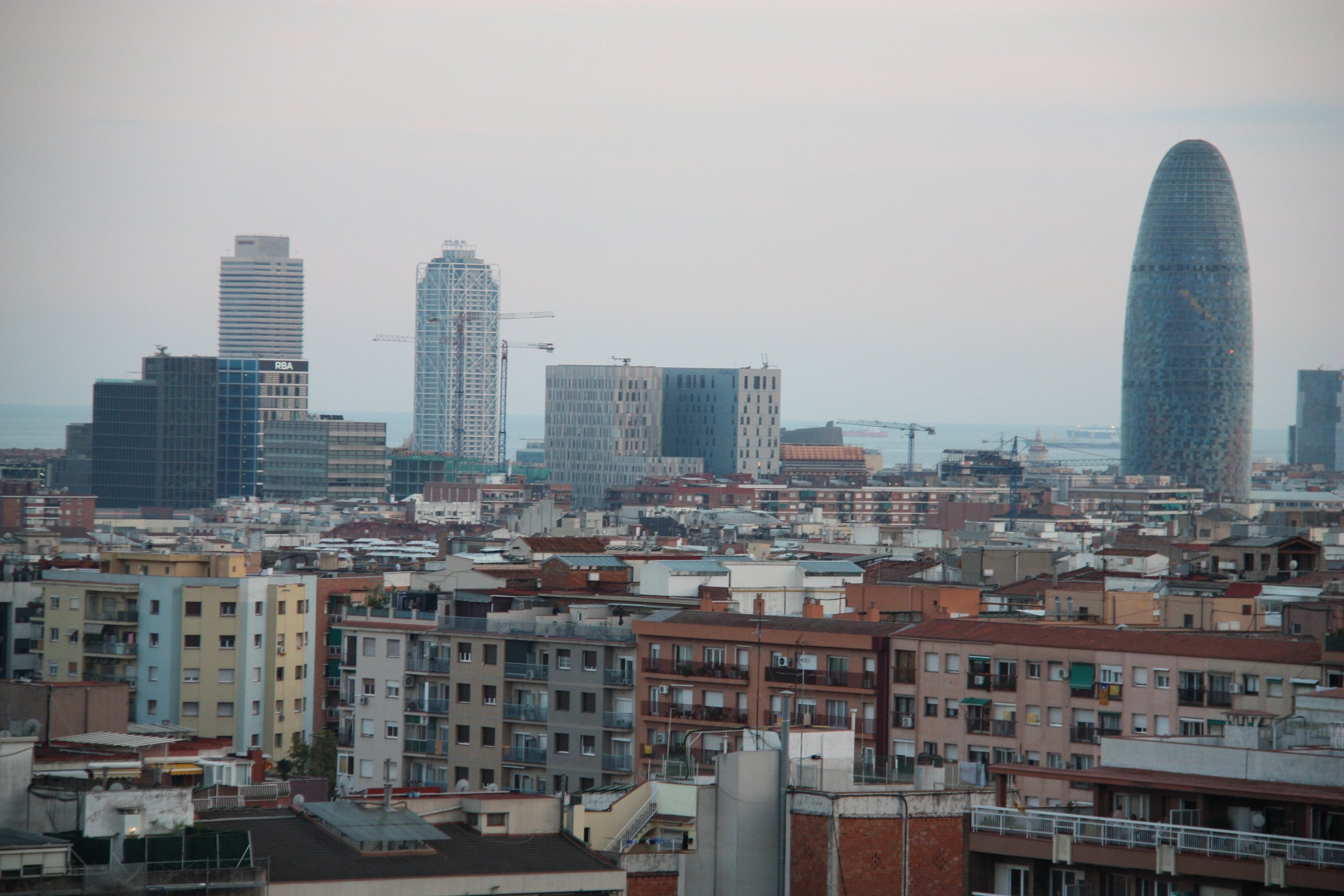 Silueta urbana de Barcelona. A l'esquerra les torres Mapfre i a la dreta la torre Agbar / ACN