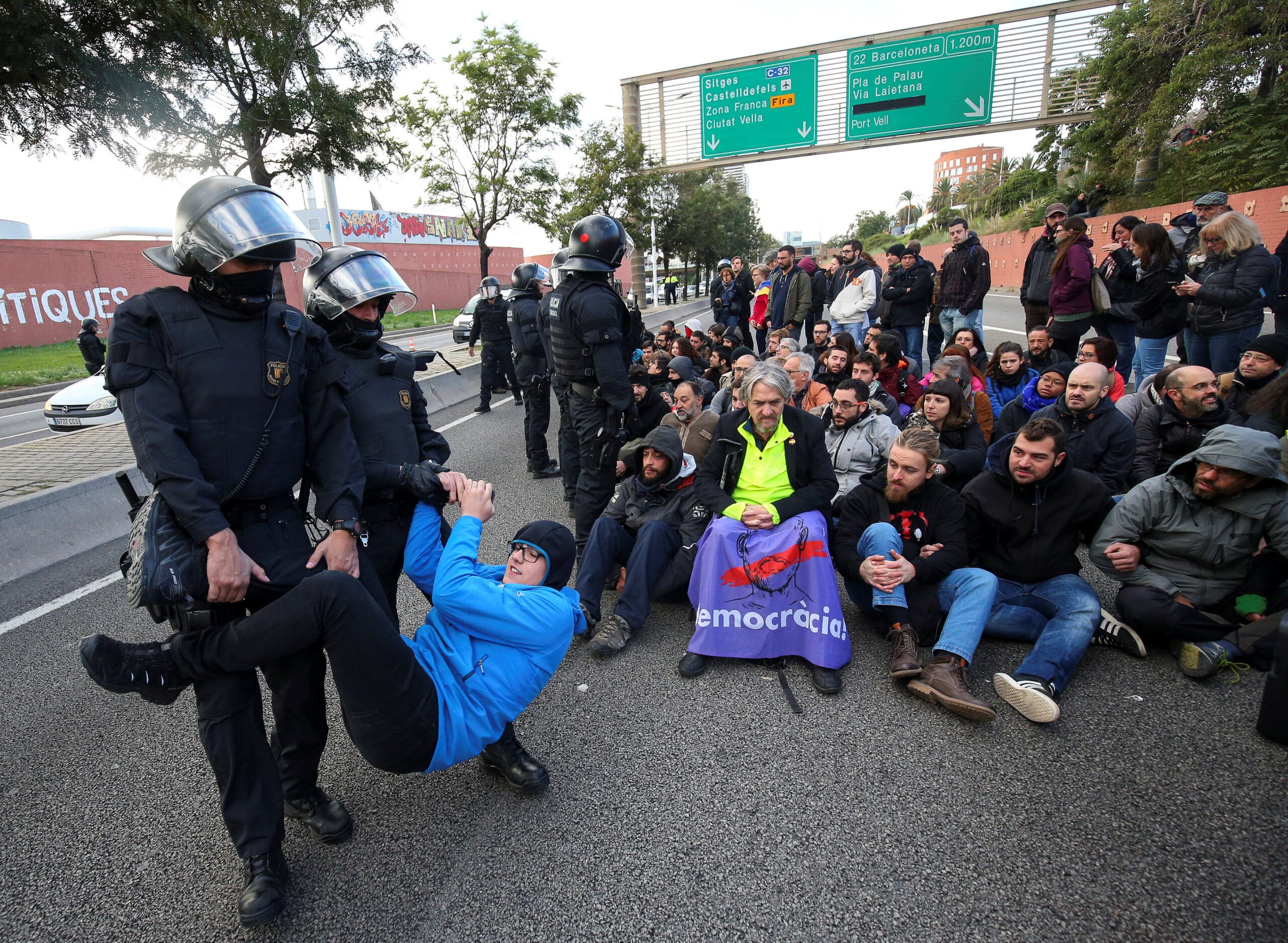 Mossos d'Esquadra retirant un home que es manifestava a les rondes de Barcelona durant la vaga general del 8 de novembre de 2017 / Reuters-Albert Gea