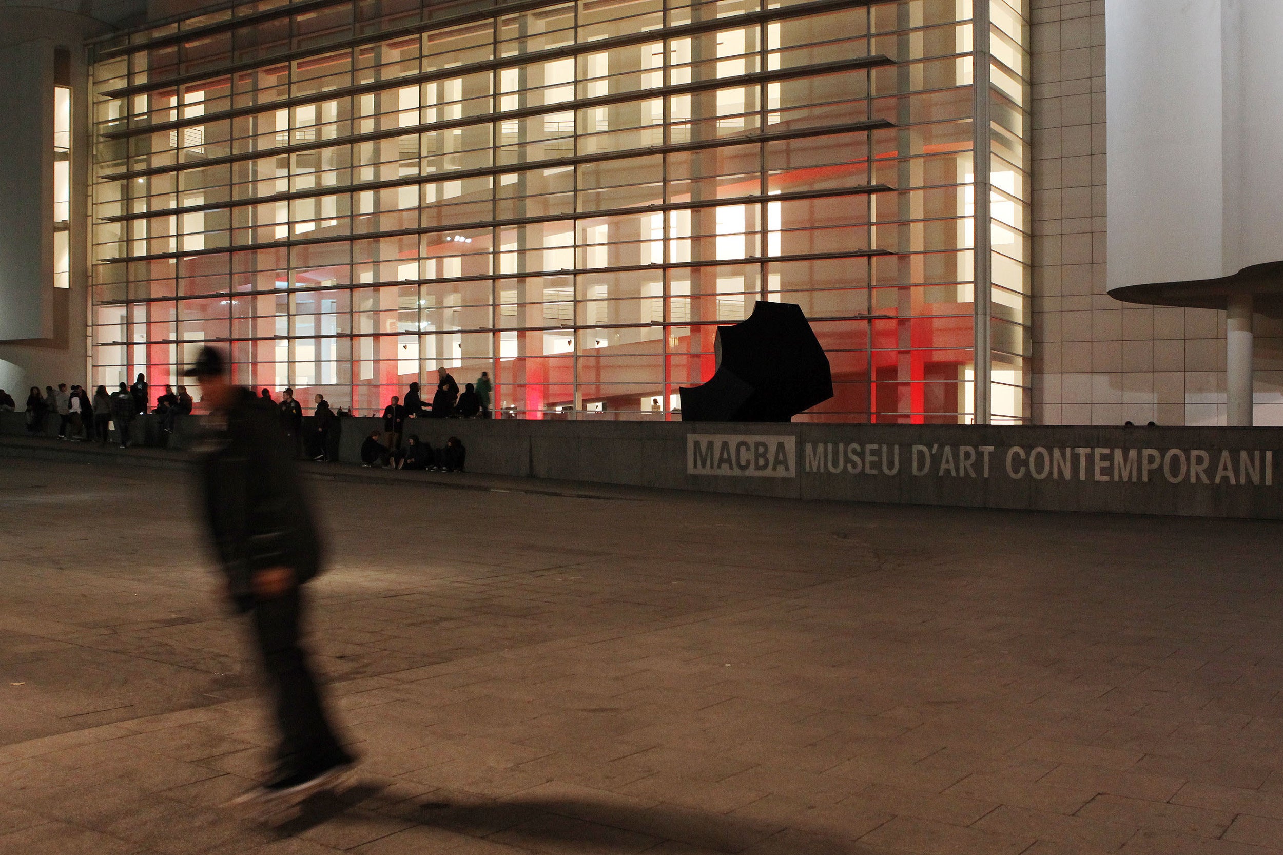 La façana del MACBA il·luminada en una imatge d'arxiu / ACN