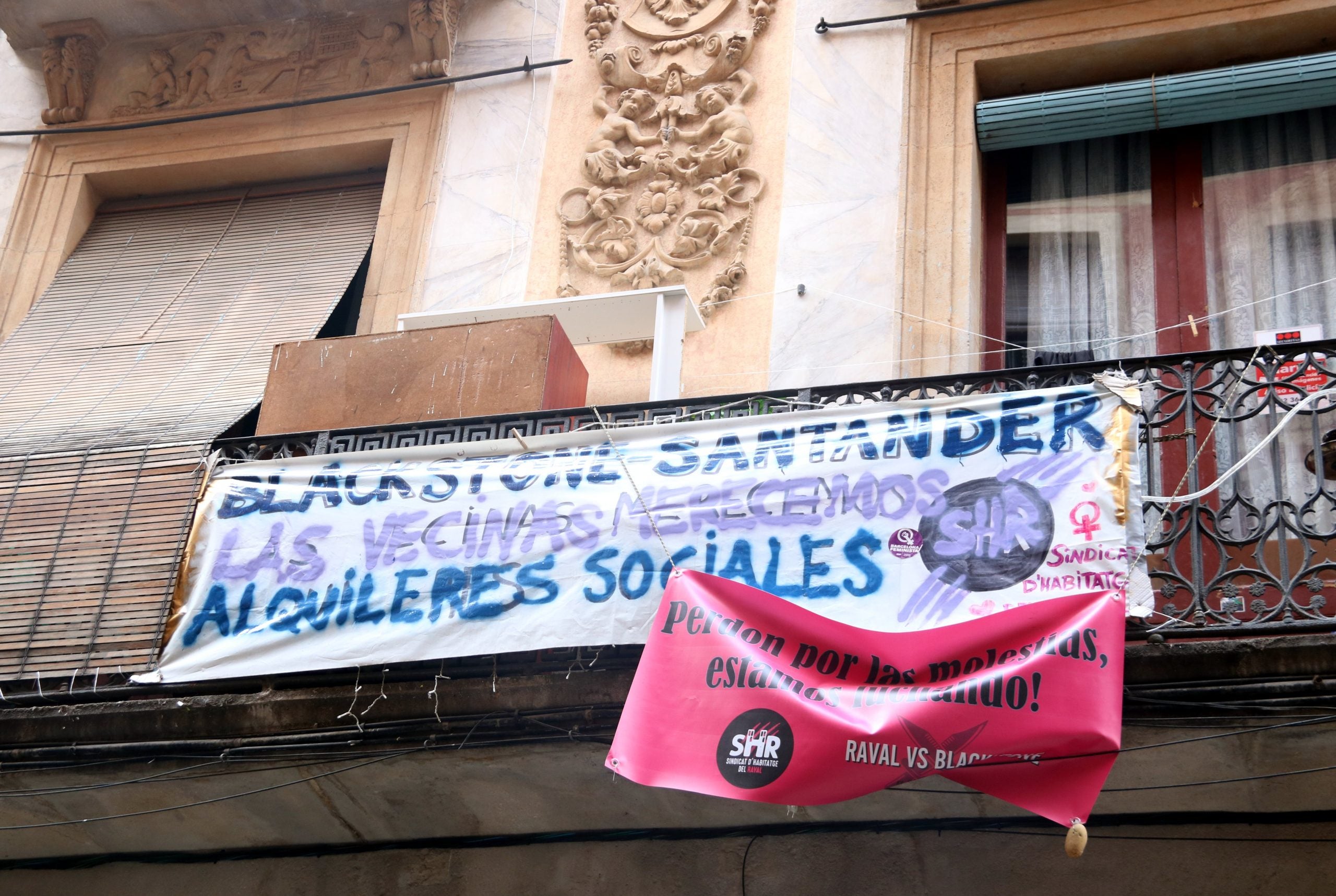 Una pancarta al número 99 del carrer Hospital de Barcelona, reivindicant un lloguer social / ACN