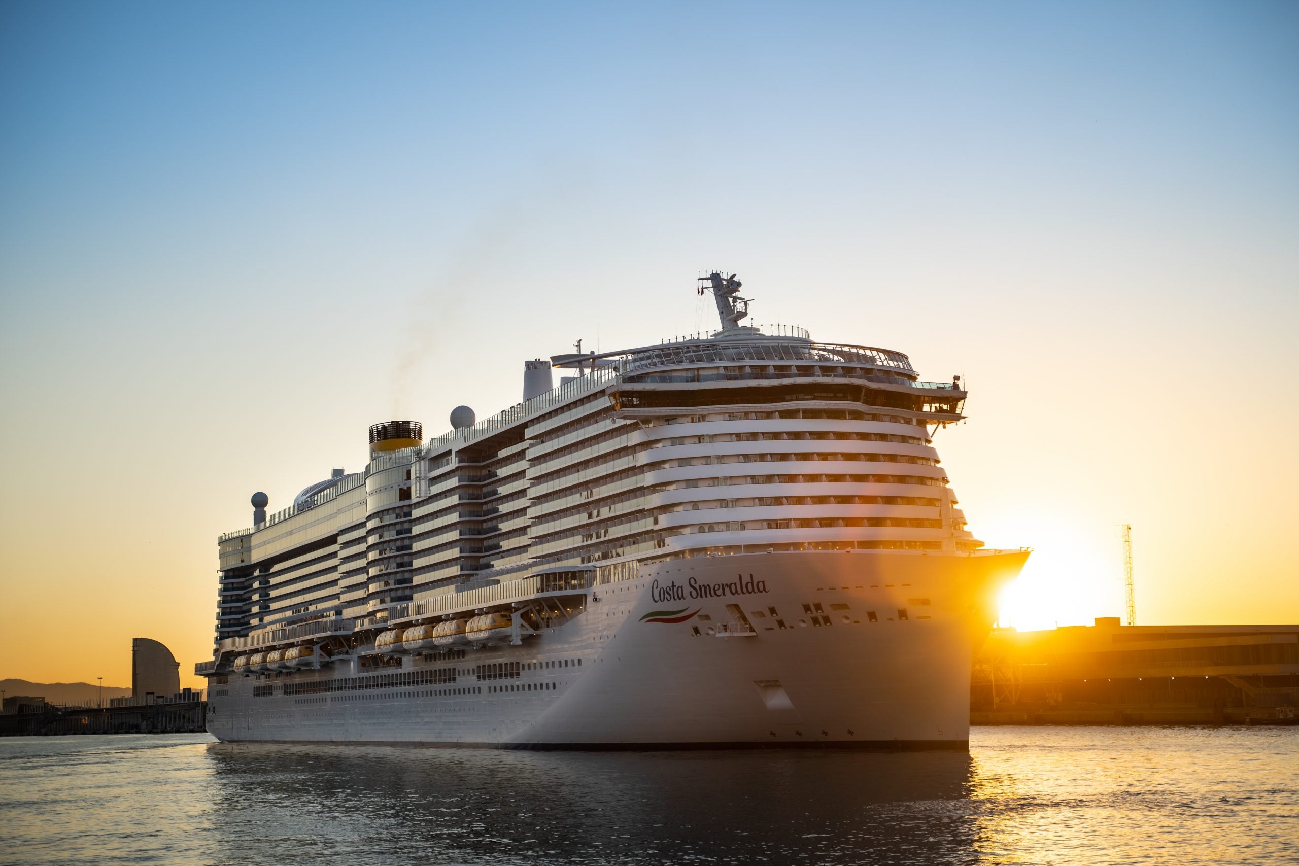 El Costa Smeralda, arribant al port de Barcelona / Costa Cruceros