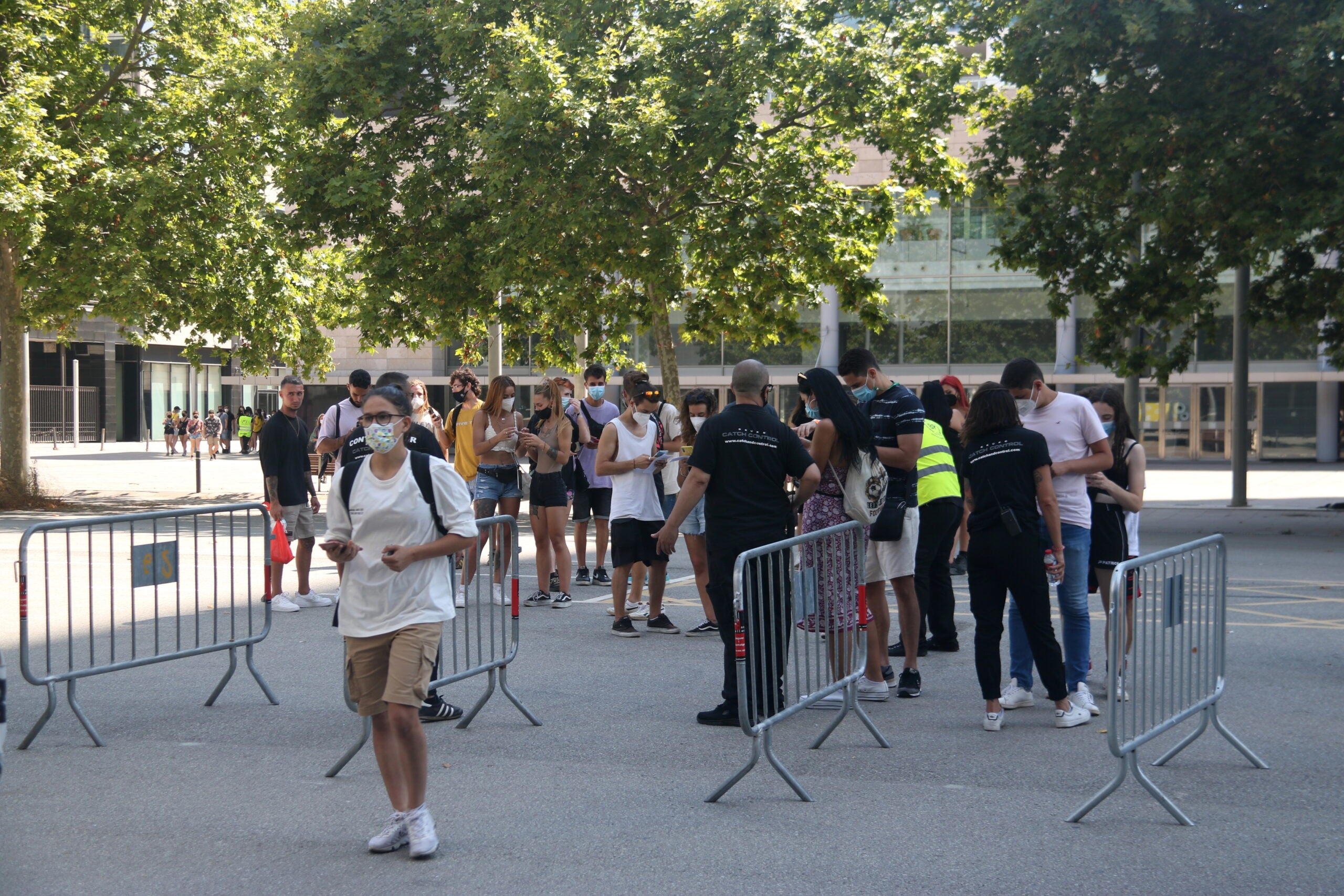 Públic accedint a la zona de testos d'antígens del Festival Cruïlla | ACN