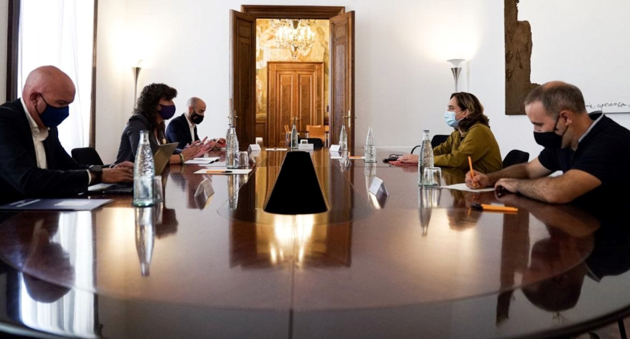 La sessió de treball entre l'Ajuntament i la Generalitat, amb Ada Colau i Teresa Jordà, aquesta tarda / Ajuntament
