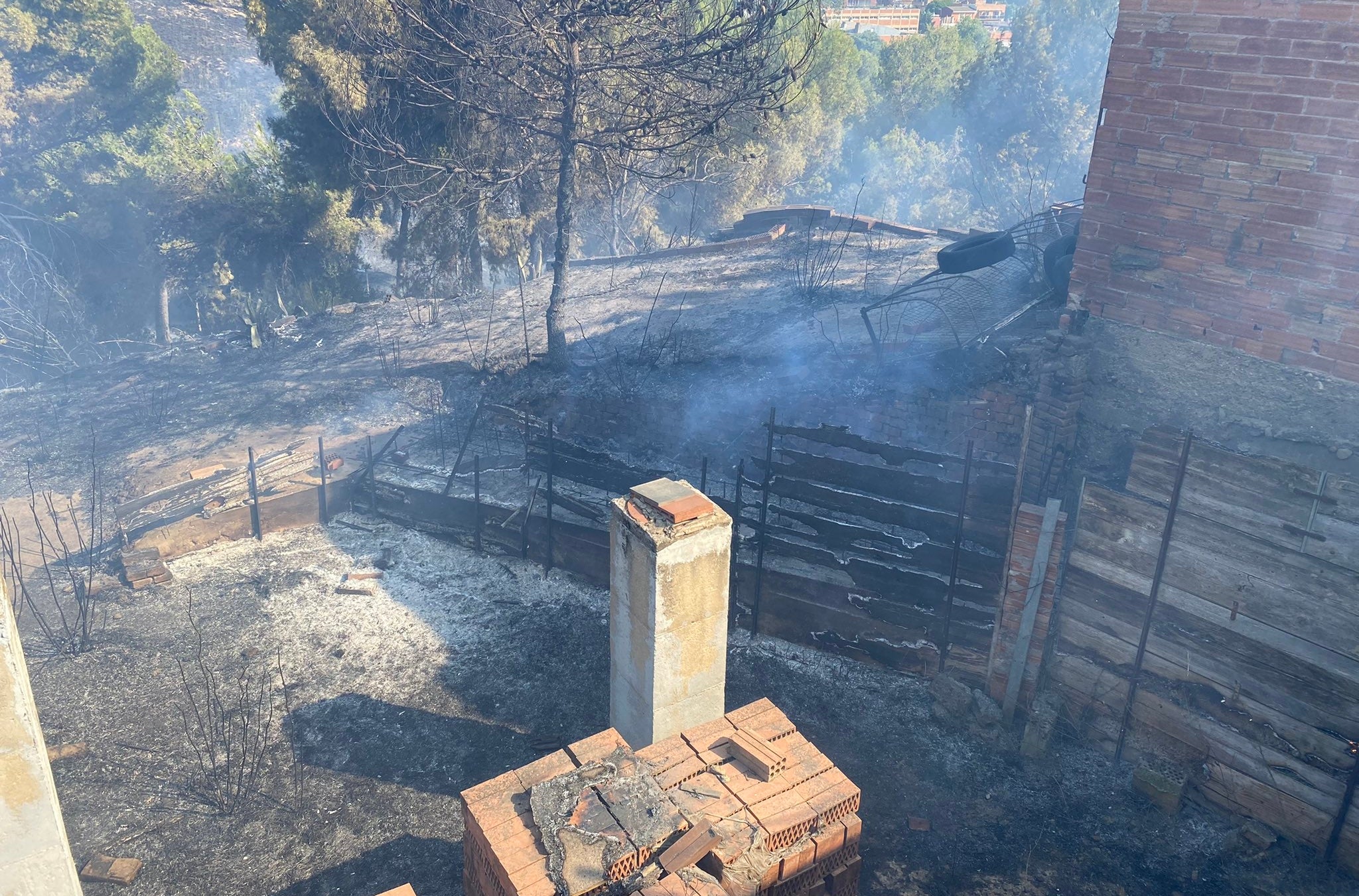 Estat en què ha quedat un jardí calcinat a Vallbona / ADF 301