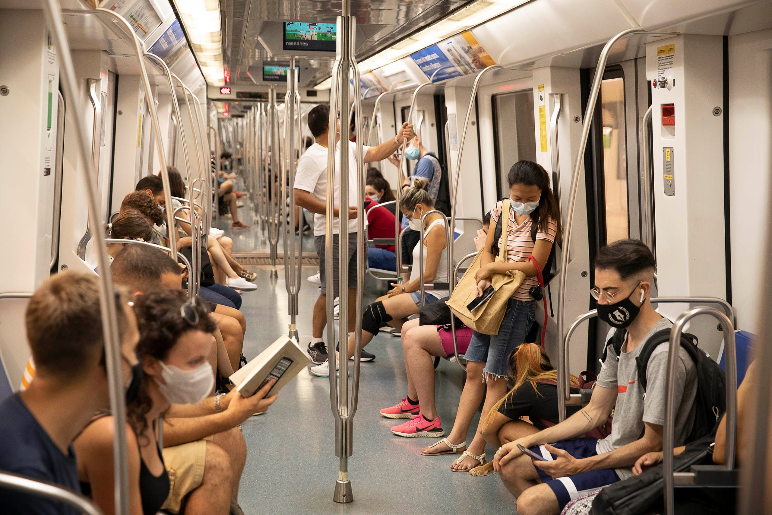 Viatgers al metro de la L3 a l'estiu del 2021 / Jordi Play