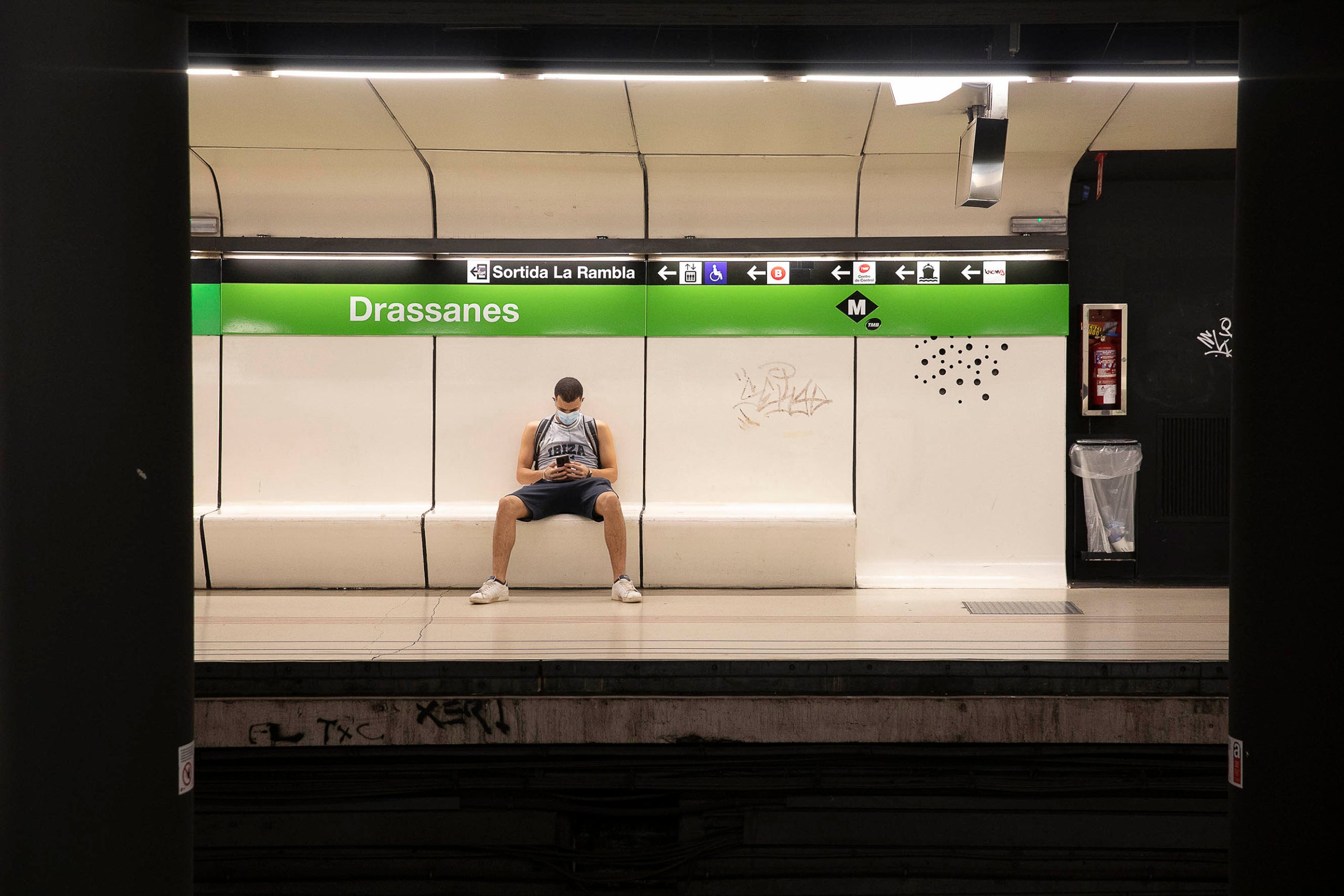 Viatger a la parada de metro de Drassanes de la L3 / Jordi Play