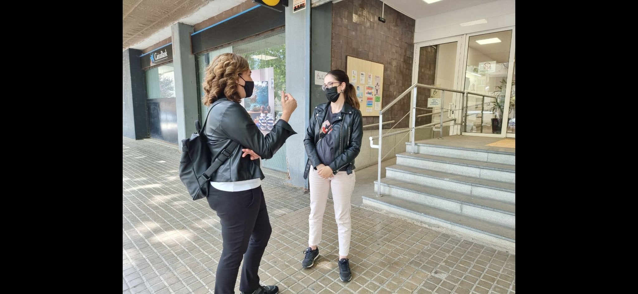 Patricia amb Ada Colau, a l'entrada del CAP La Pau / @EnPediatria