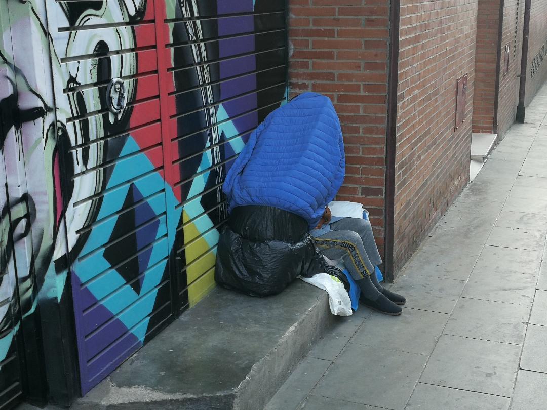 Una persona sense llar, al barri de la Font de la Guatlla / JR
