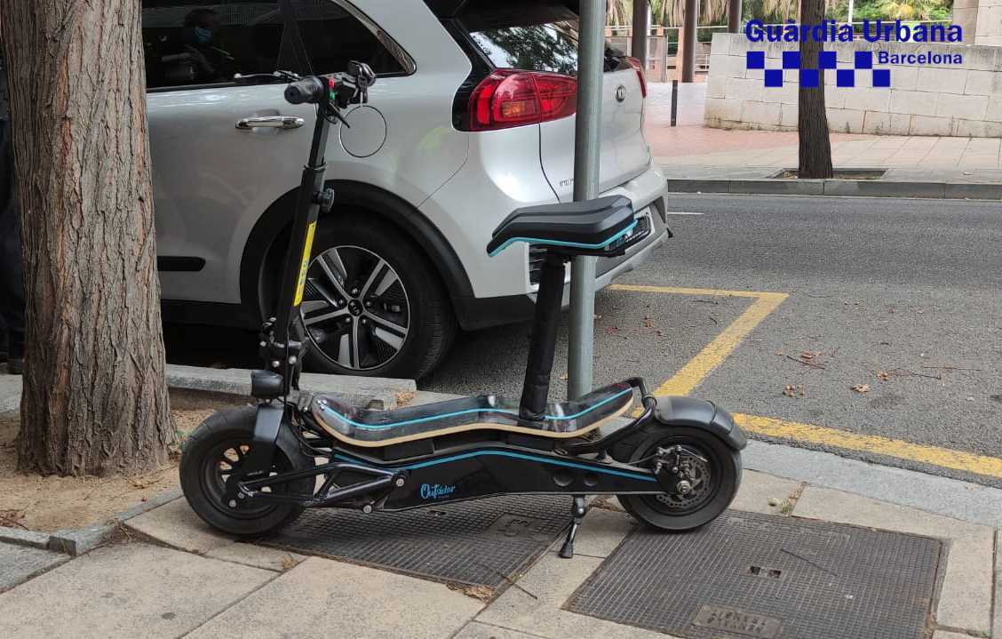 Un patinet equipat com un ciclomotor / Guàrdia Urbana