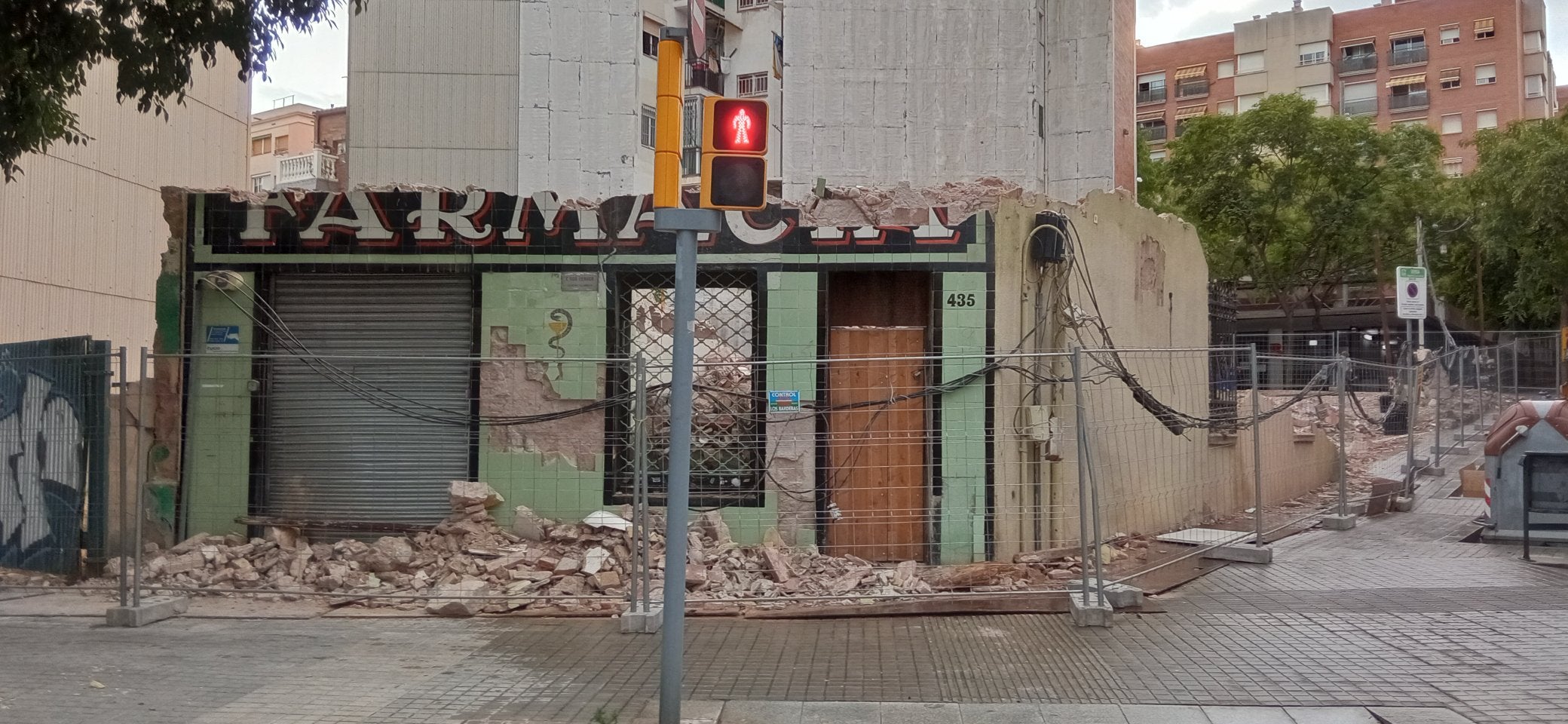 La farmàcia enderrocada a Sant Andreu que exhibia mural d'un mestre ceramista / @metring5