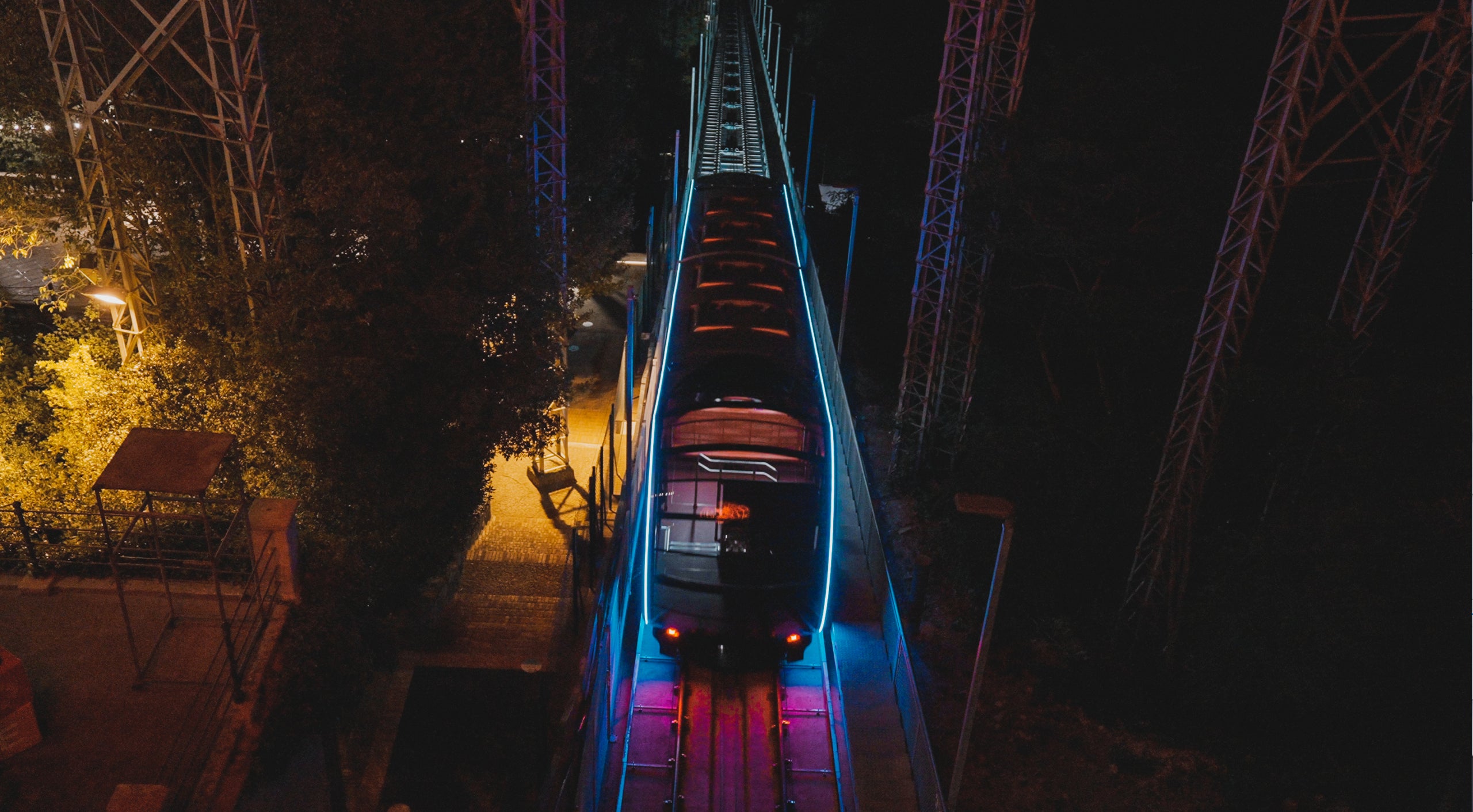 La Cuca de Llum, el funicular del Tibidabo, en un trajecte nocturn / BSM