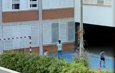 Uns nens que s'han colat a l'escola Concepción Arenal juguen al pati / Cedida