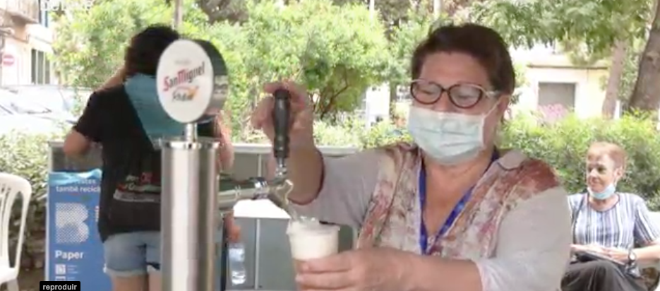 Una de les persones que atén a la barra de la plaça Foto: BETEVÉ