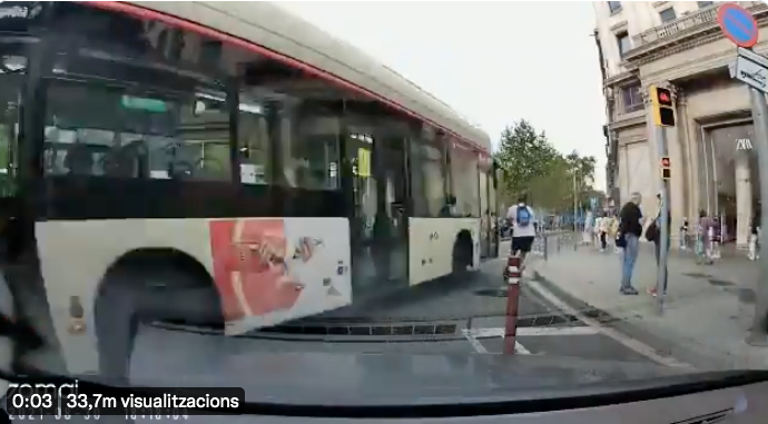 Un patinet, a punt de ser envestit per un bus