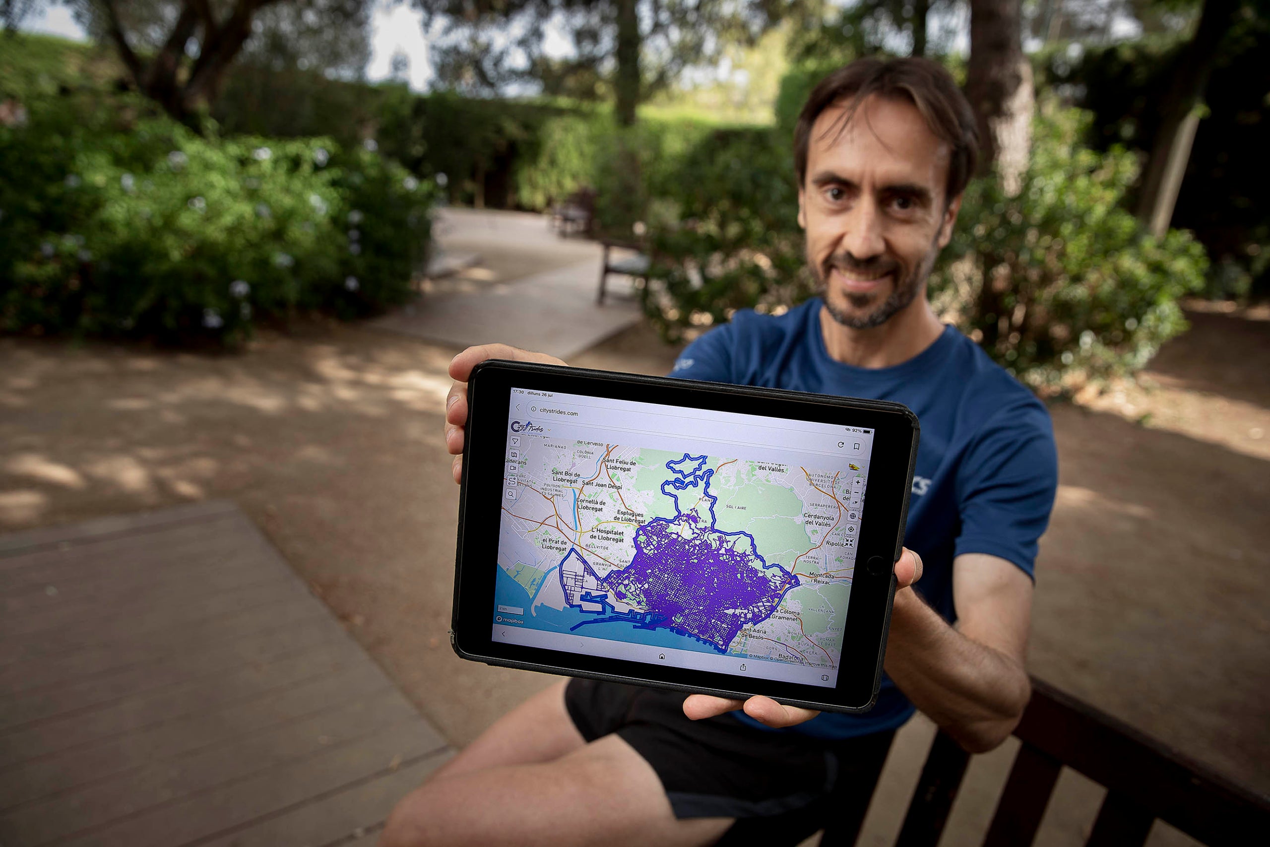 David Ribalta ensenya el mapa amb tots els carrers de Barcelona on ha corregut / Jordi Play