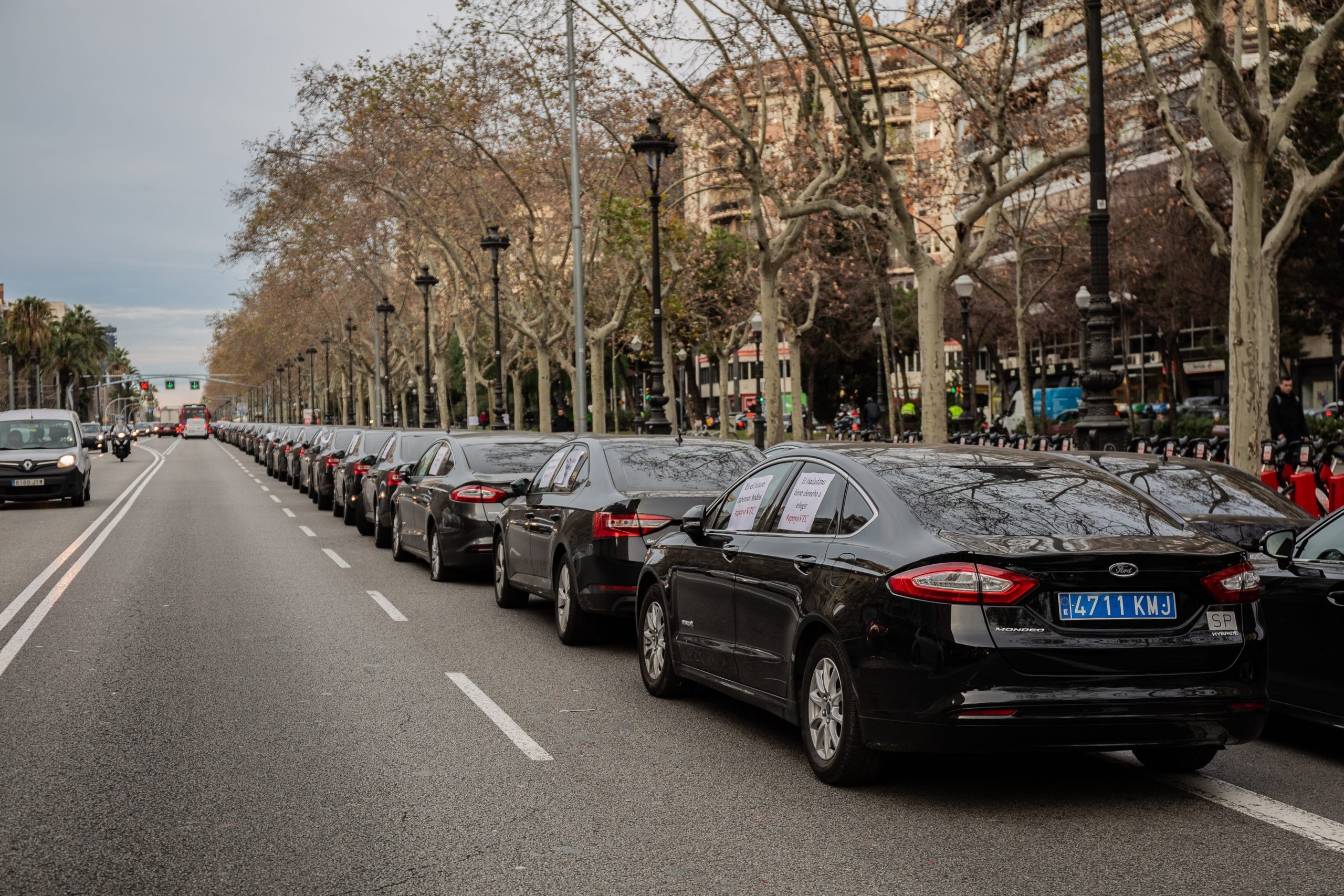 Imatge d'arxiu de vehicles d'Uber i Cabify en una protesta / David Zorrakino (Europa Press)