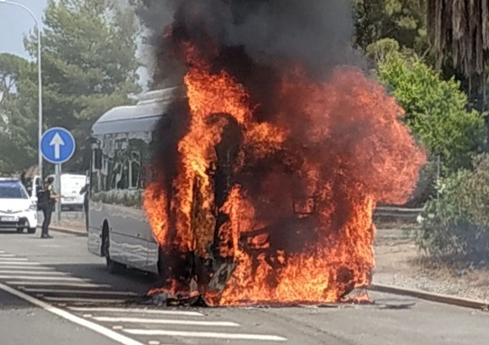 L'autobús incendiat, a la Diagonal / BCN Legends