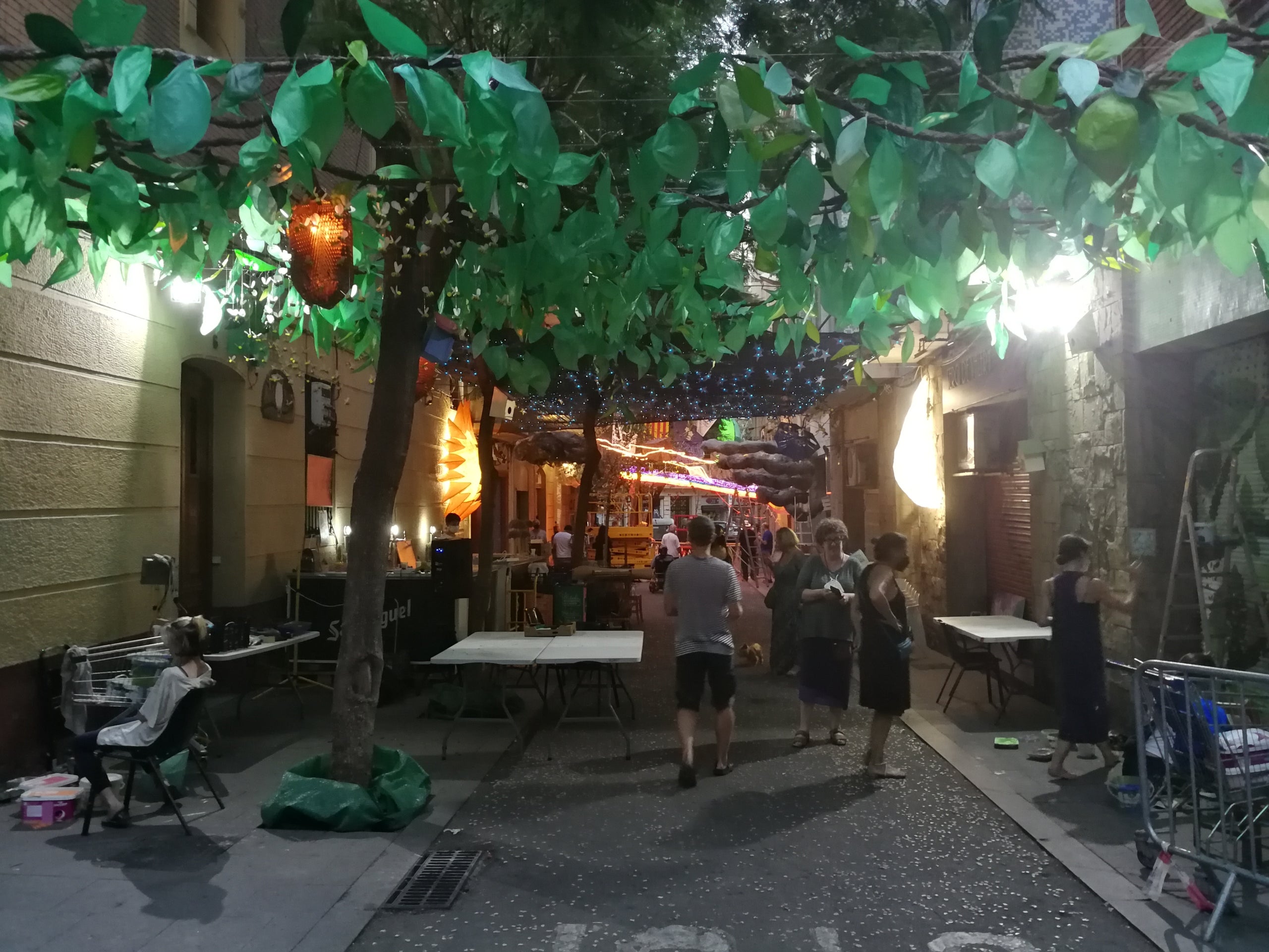 Veïns acabant de decorar anit el carrer Joan Blanques de Baix de Tot, a Gràcia / JR