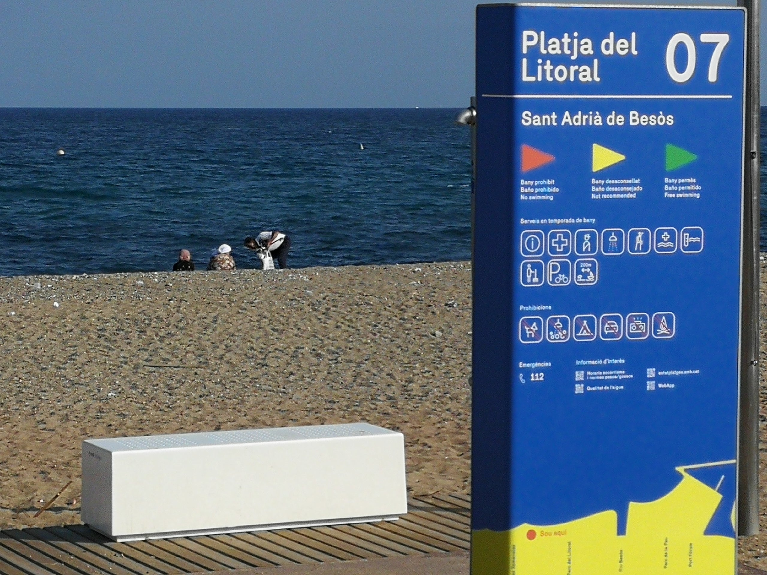 Algunes persones dins de la platja de Sant Adrià, tot i que està prohibit entrar-hi / JR