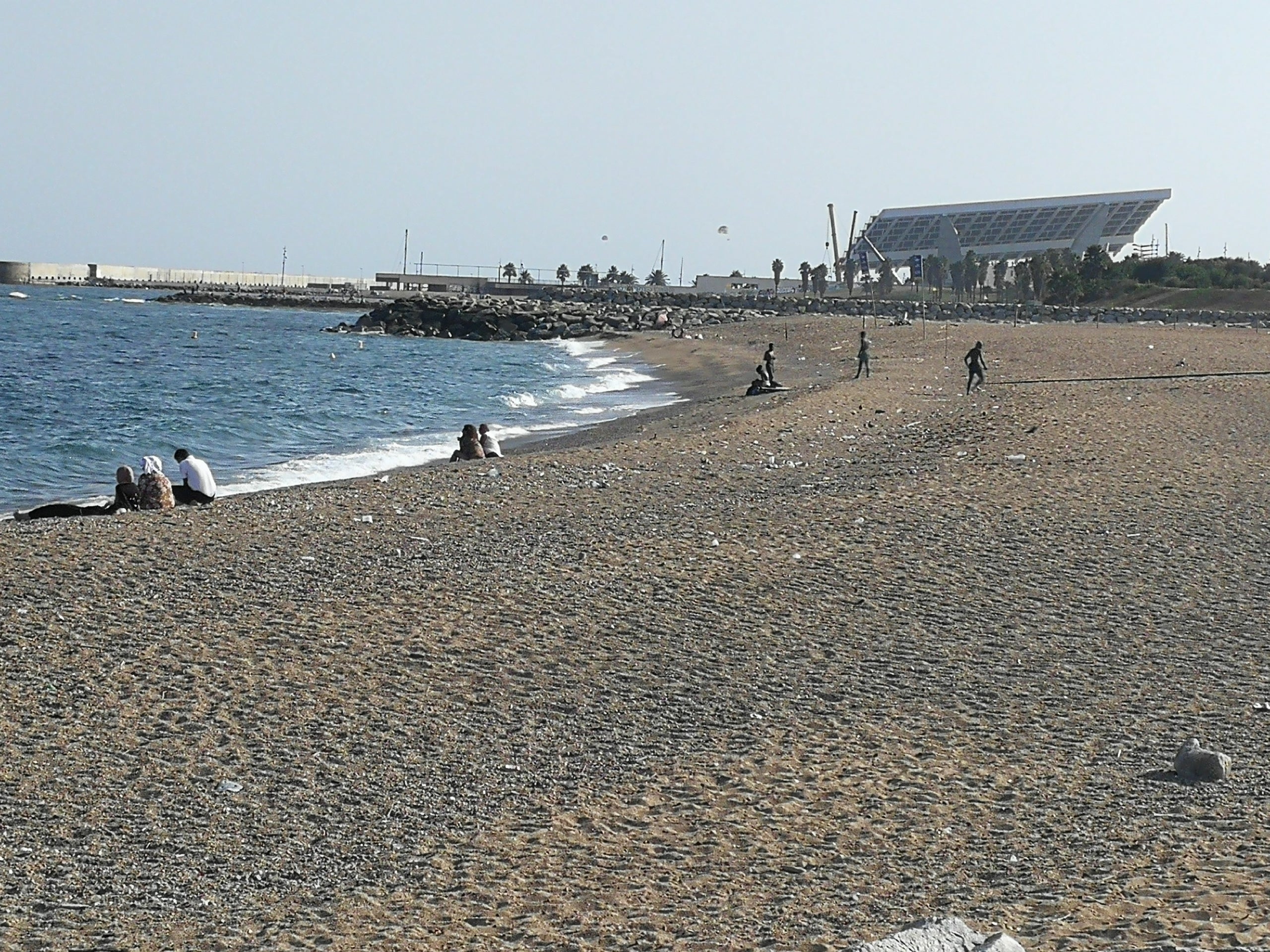 Algunes persones dins de la platja de Sant Adrià aquest divendres, tot i que està prohibit entrar-hi / JR