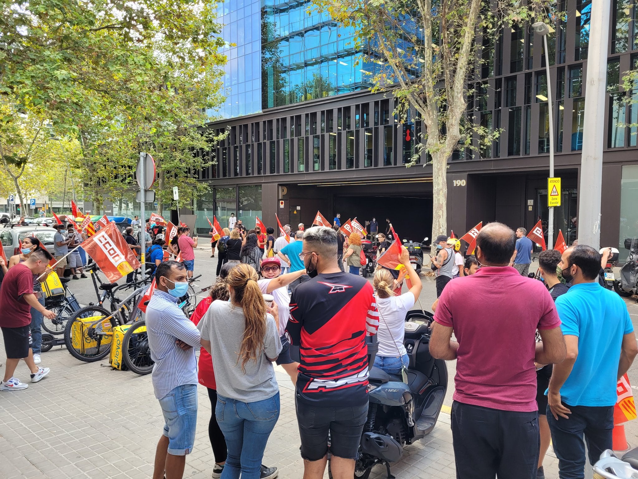 Treballadors de Glovo protestant davant la seu de la plataforma a Barcelona / CCOO