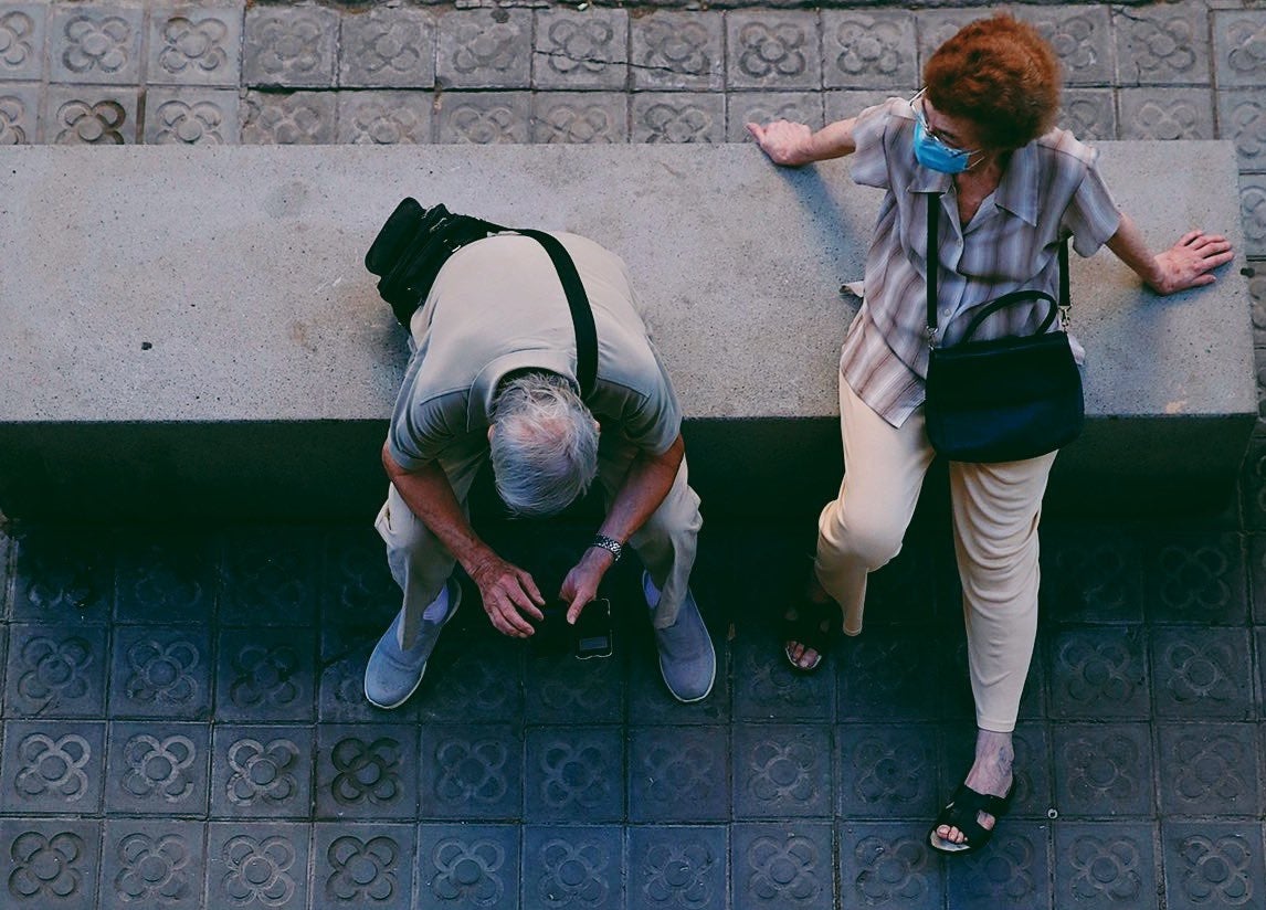 Una parella fotografiada a un bloc de formigó de l'Eixample / Joel Codina