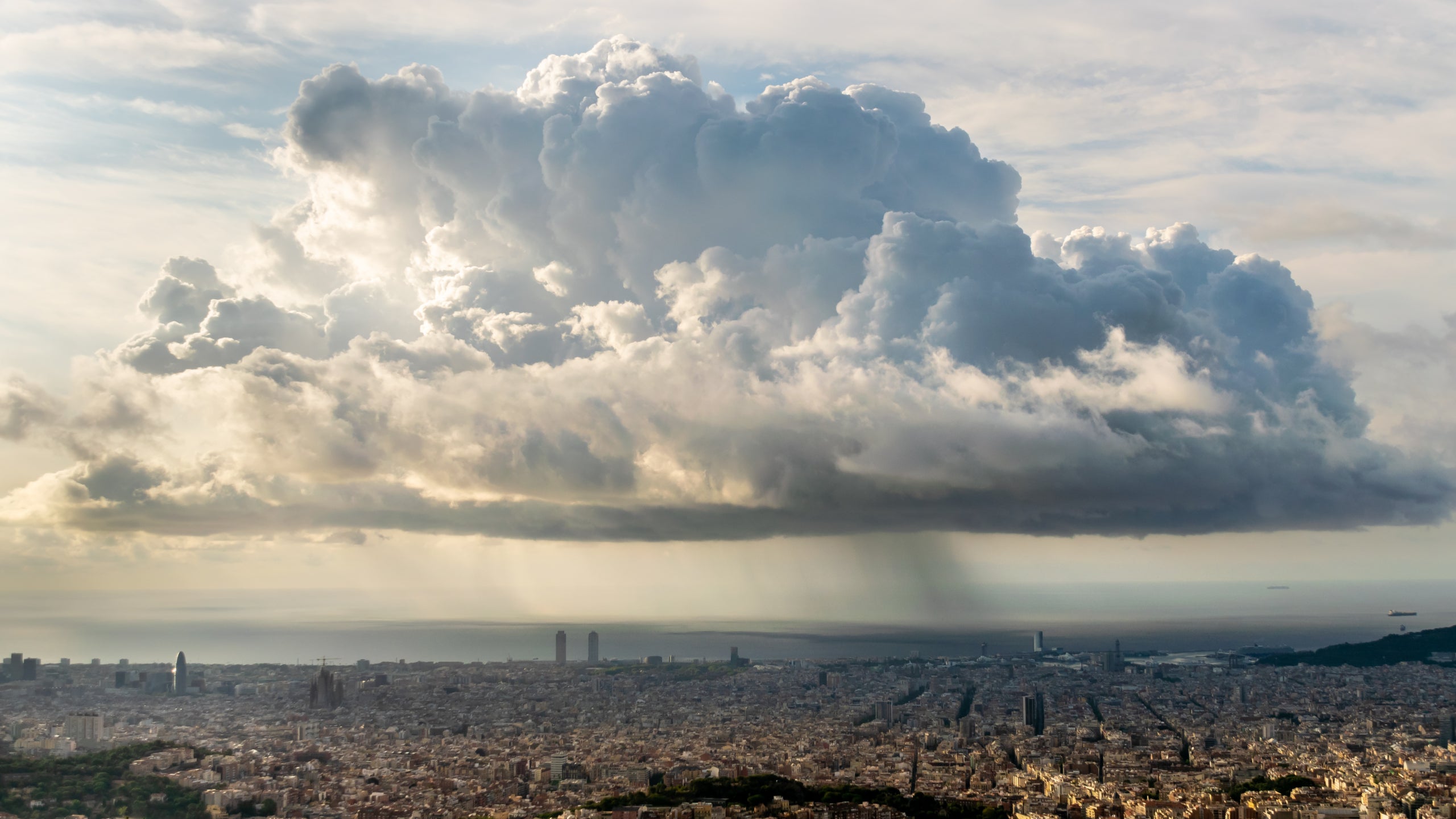 Un cumulus congestus planant sobre Barcelona / Alfons Puertas