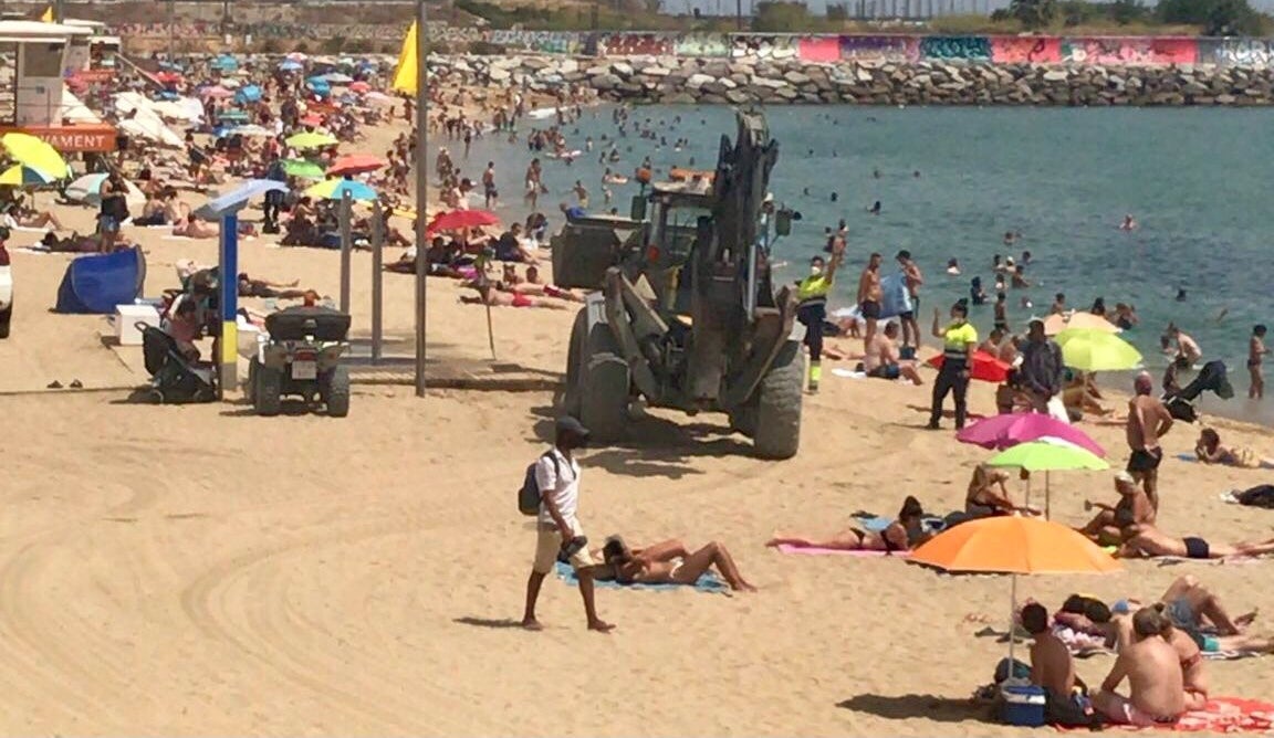 L'excavadora, entre banyistes a la platja de Nova Mar Bella / Cedida