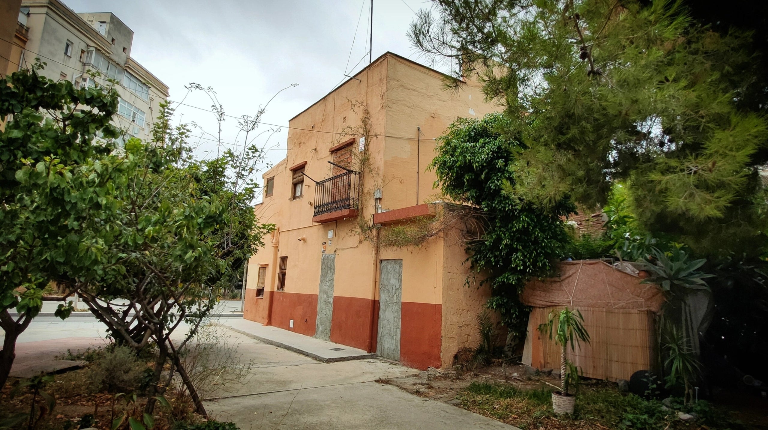 La caseta taronja de la rambla del Poblenou, tapiada i amb la barraca enganxada al costat / D.C.