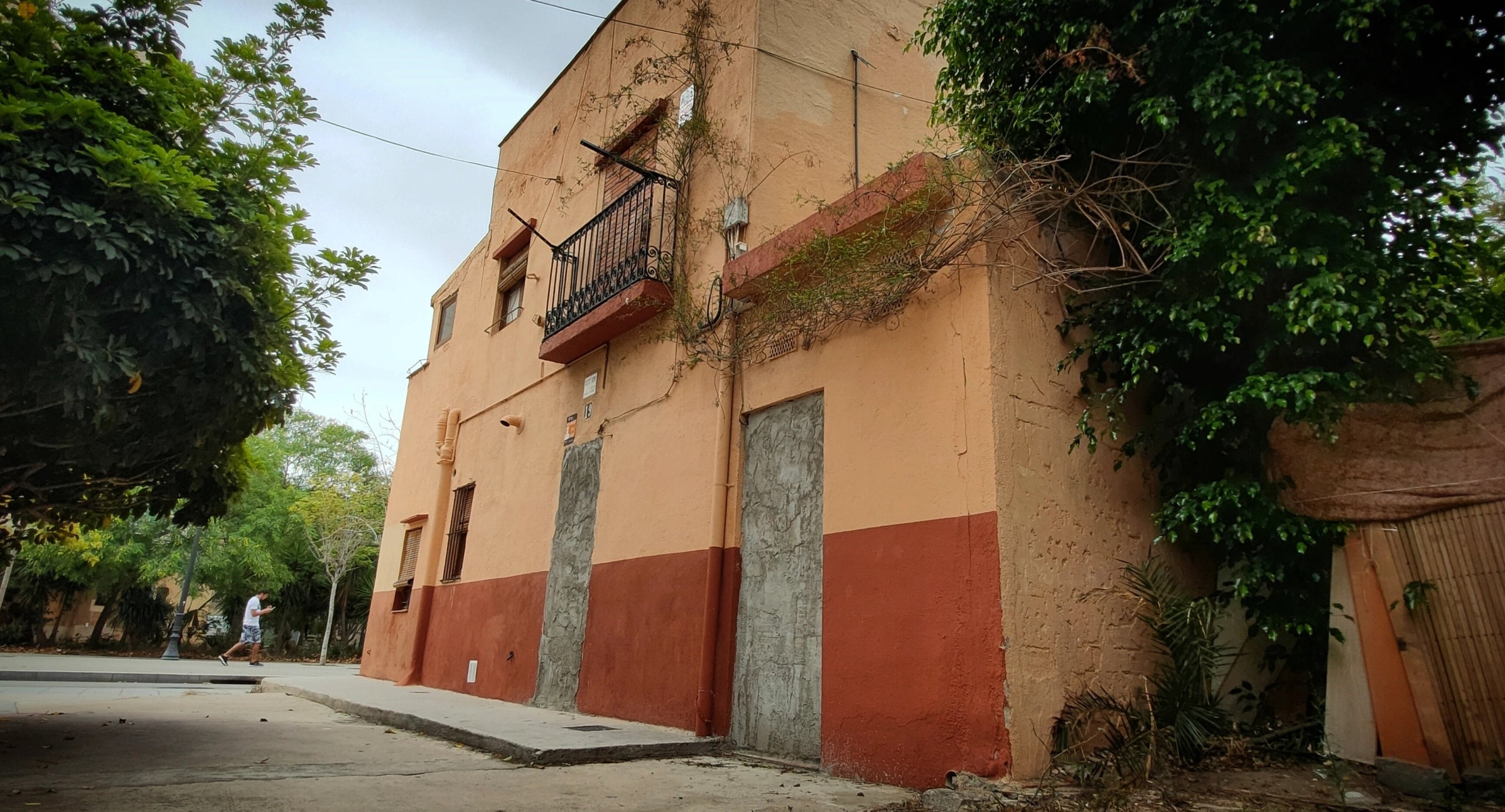 La façana de la caseta taronja del Poblenou, amb tàpies i avisos d'alarma / D.C.