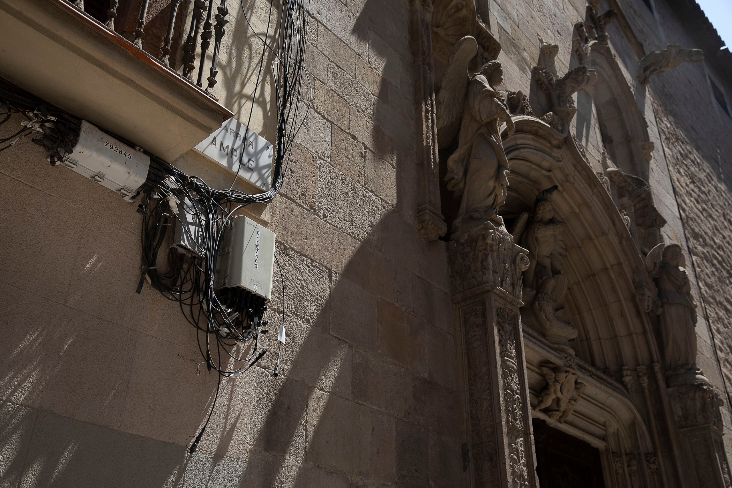 Cablejat telefònic al costat de la basílica de la Mercè, al Gòtic / Jordi Play