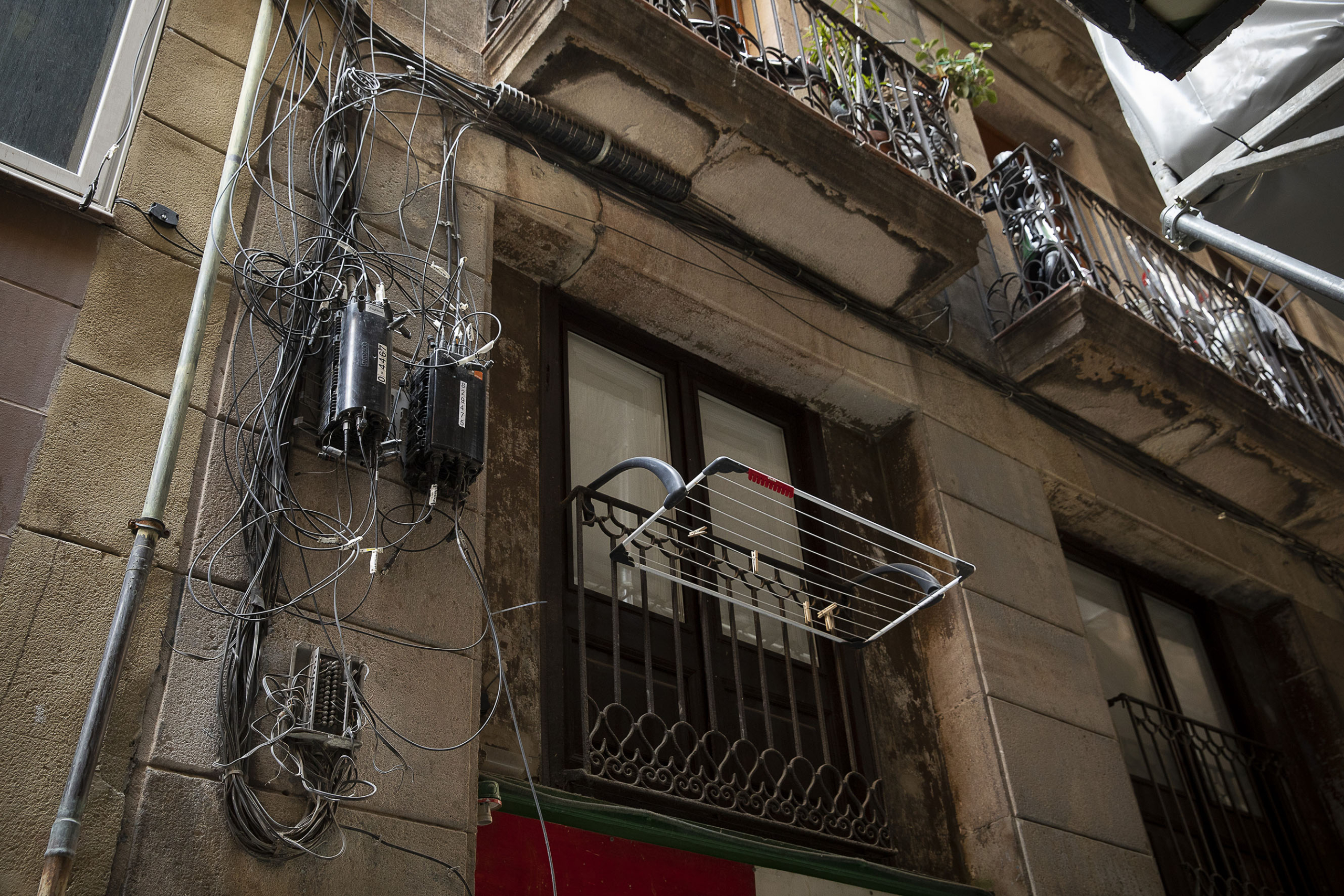 Una munió de cables de fibra òptica en una finca del Gòtic / Jordi Play