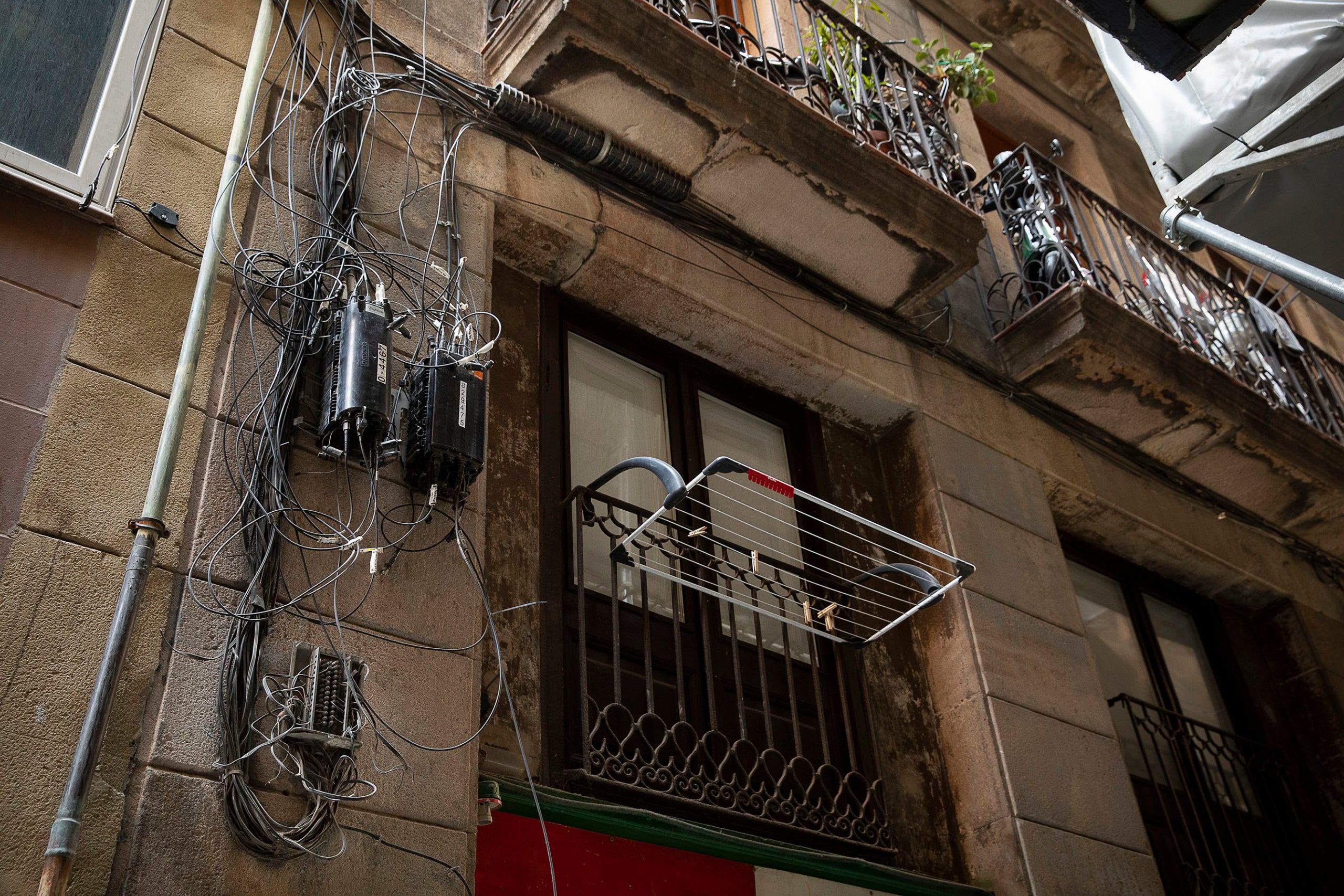 Una munió de cables de fibra òptica en una finca del Gòtic / Jordi Play