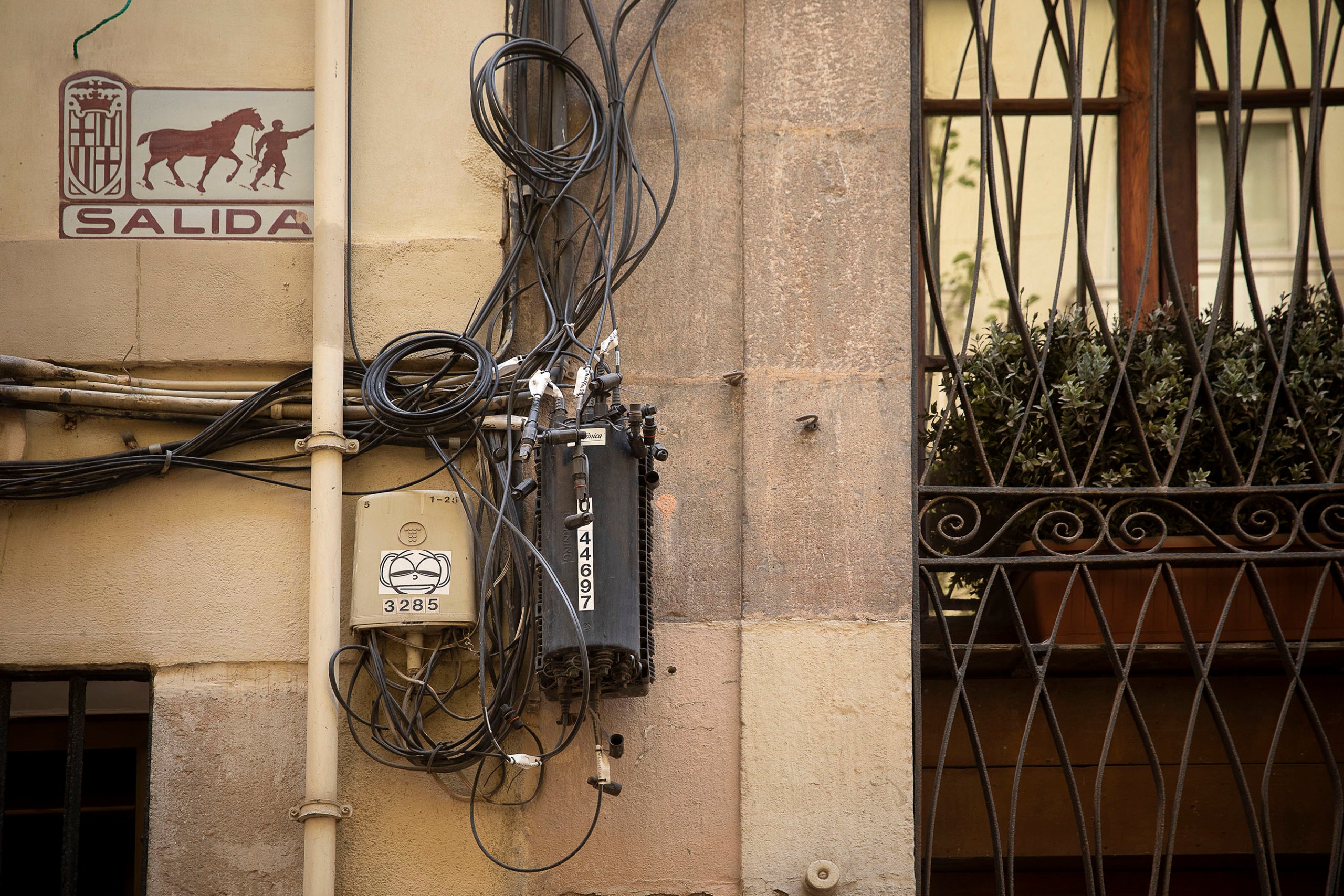 Una caixa de registre i multitud de cables en un carrer històric de Barcelona / Jordi Play