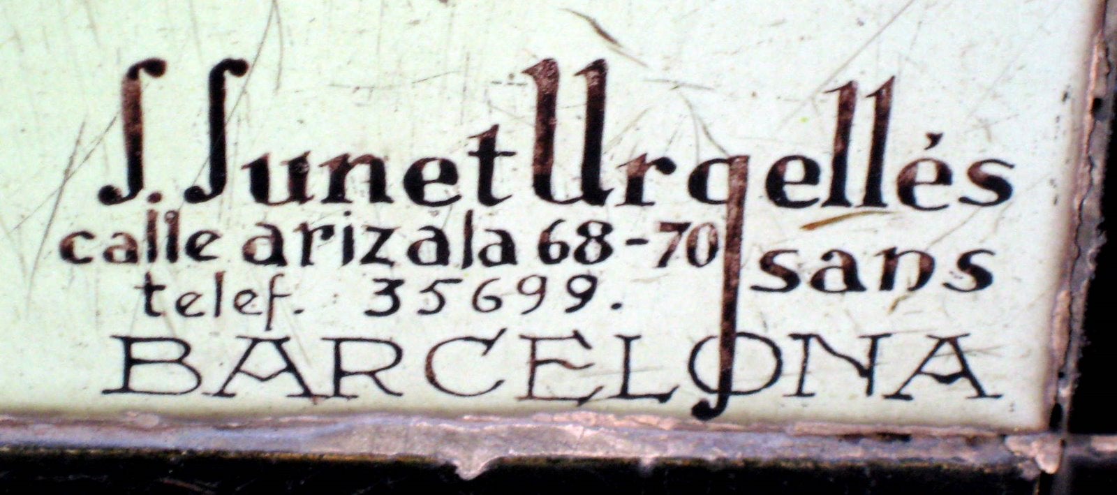 La firma de l'artista, al mural de la farmàcia enderrocada a Sant Andreu / Jaume Sunet